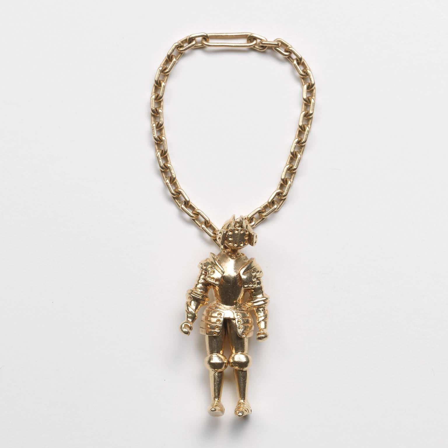 A vintage 14 carat gold articulate keychain representing a knight, USA.

weight: 21.4 grams
dimensions: 4.2 x 2 cm