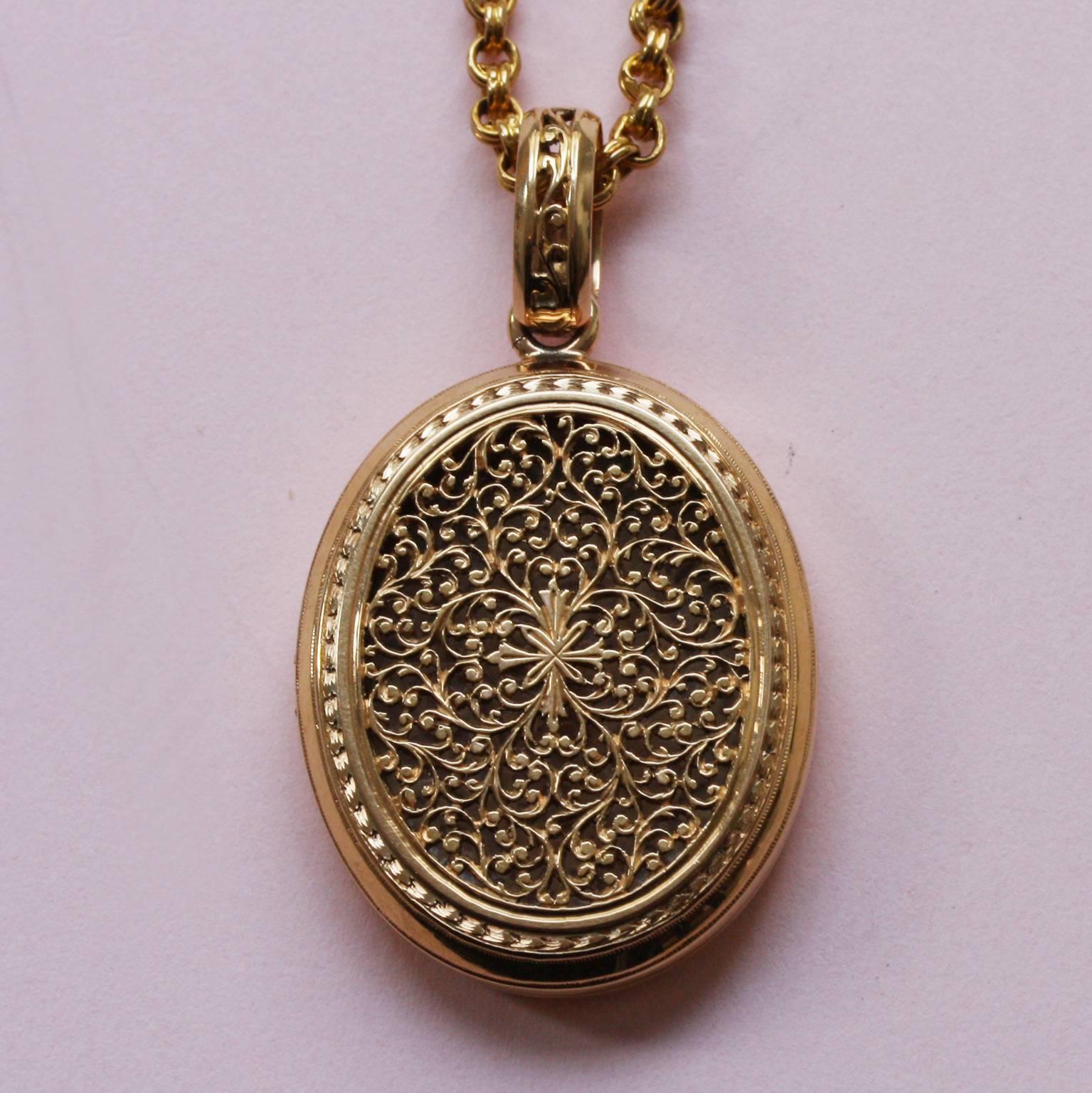 An 18 carat gold two sided locket each side has beautiful floral decorations, open worked in the gold, with the initial C on the front, Savoy, 19th century.

weight: 16.77 grams
dimensions: 4.5 x 2.5 cm