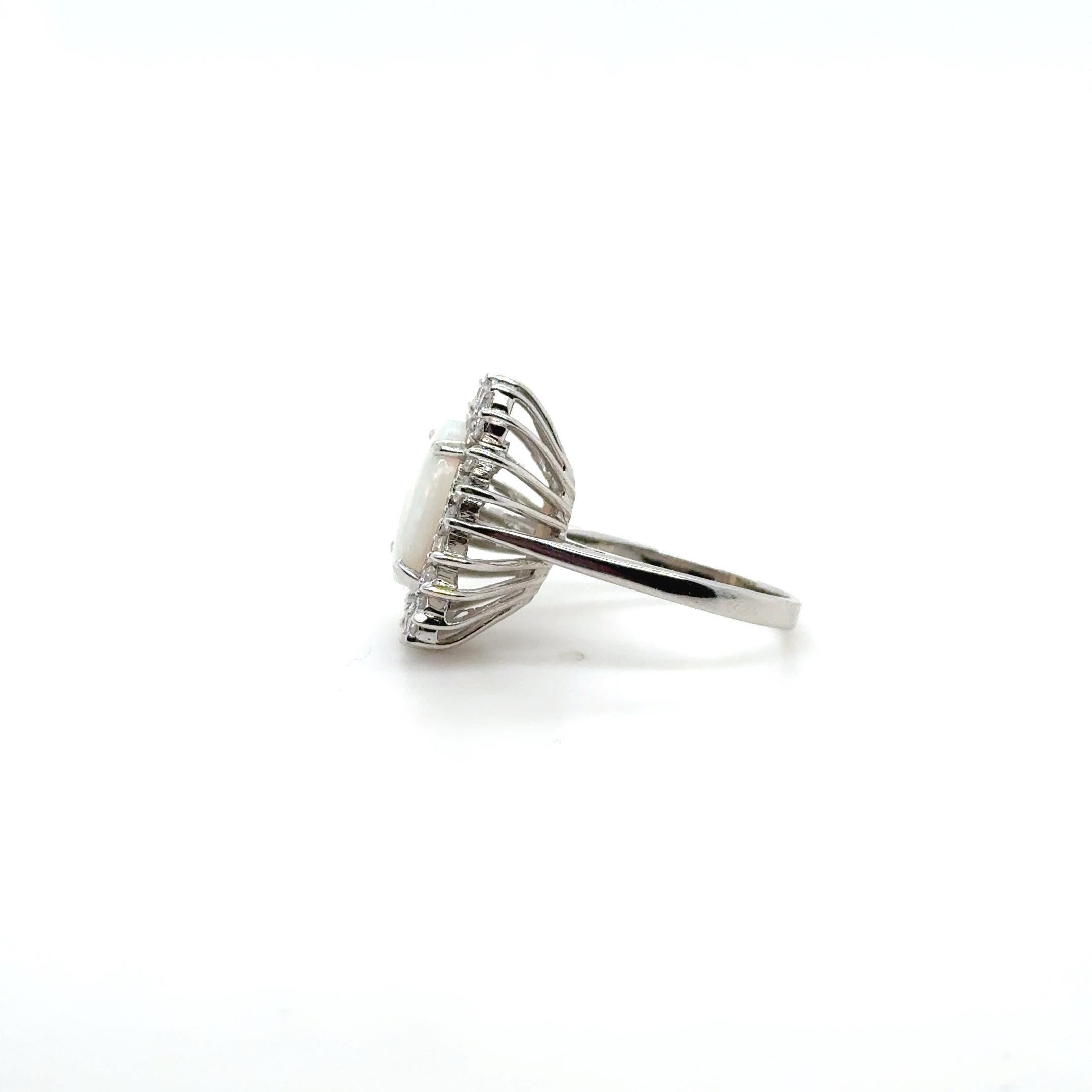 Anello Vintage in oro bianco 14K con opale e diamanti - Opale ovale da 3,00 carati e 0,5 carati. In condizioni buone in vendita a Coral Gables, FL