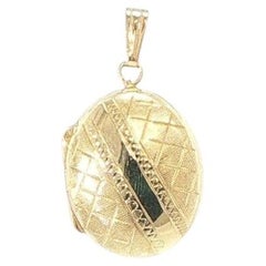 14K Yellow Gold Textured Oval Locket Pendant, Late 20th Century, 22mm