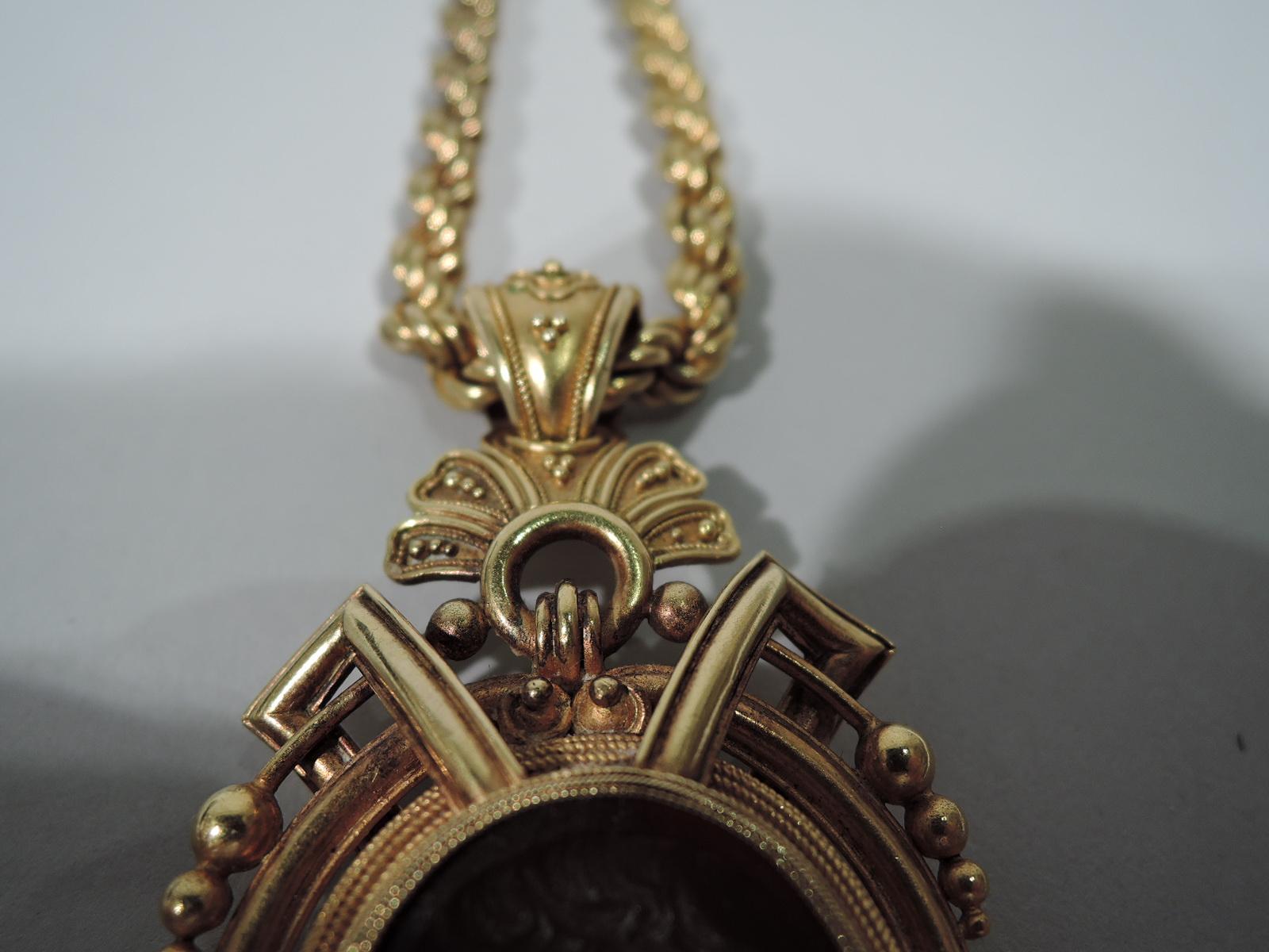 Antique Etruscan Revival 18 Karat Gold Locket and Chain with Agate Cameo In Excellent Condition In New York, NY