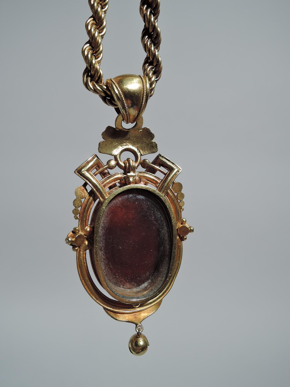 Antique Etruscan Revival 18 Karat Gold Locket and Chain with Agate Cameo 1