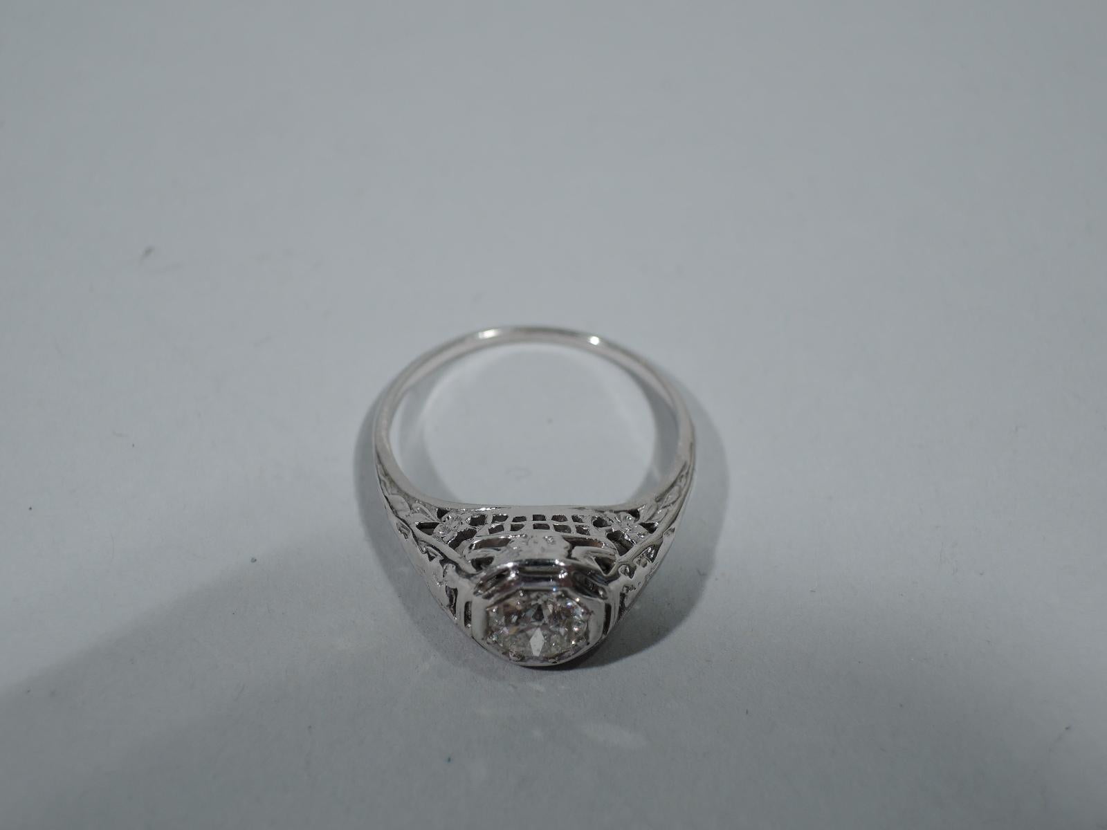 Antique American Edwardian Platinum and Diamond Solitaire Ring In Good Condition In New York, NY