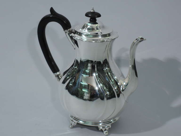 Edwardian Tea & Coffee Set - English Sterling Silver - 1905/6 In Excellent Condition In New York, NY