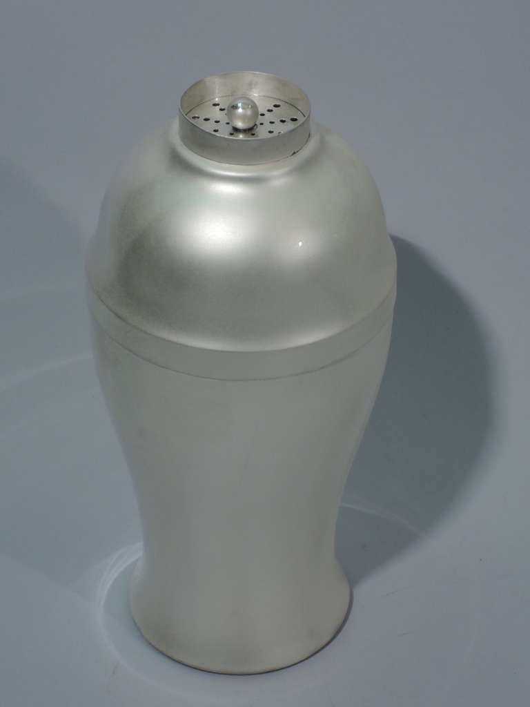 Howard Cocktail Shaker - Modern Martini - Sterling Silver - C 1920 In Excellent Condition In New York, NY