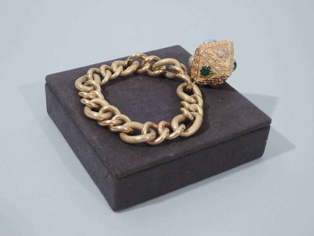 Retro 1960s Gold Charm Bracelet  In Excellent Condition In New York, NY