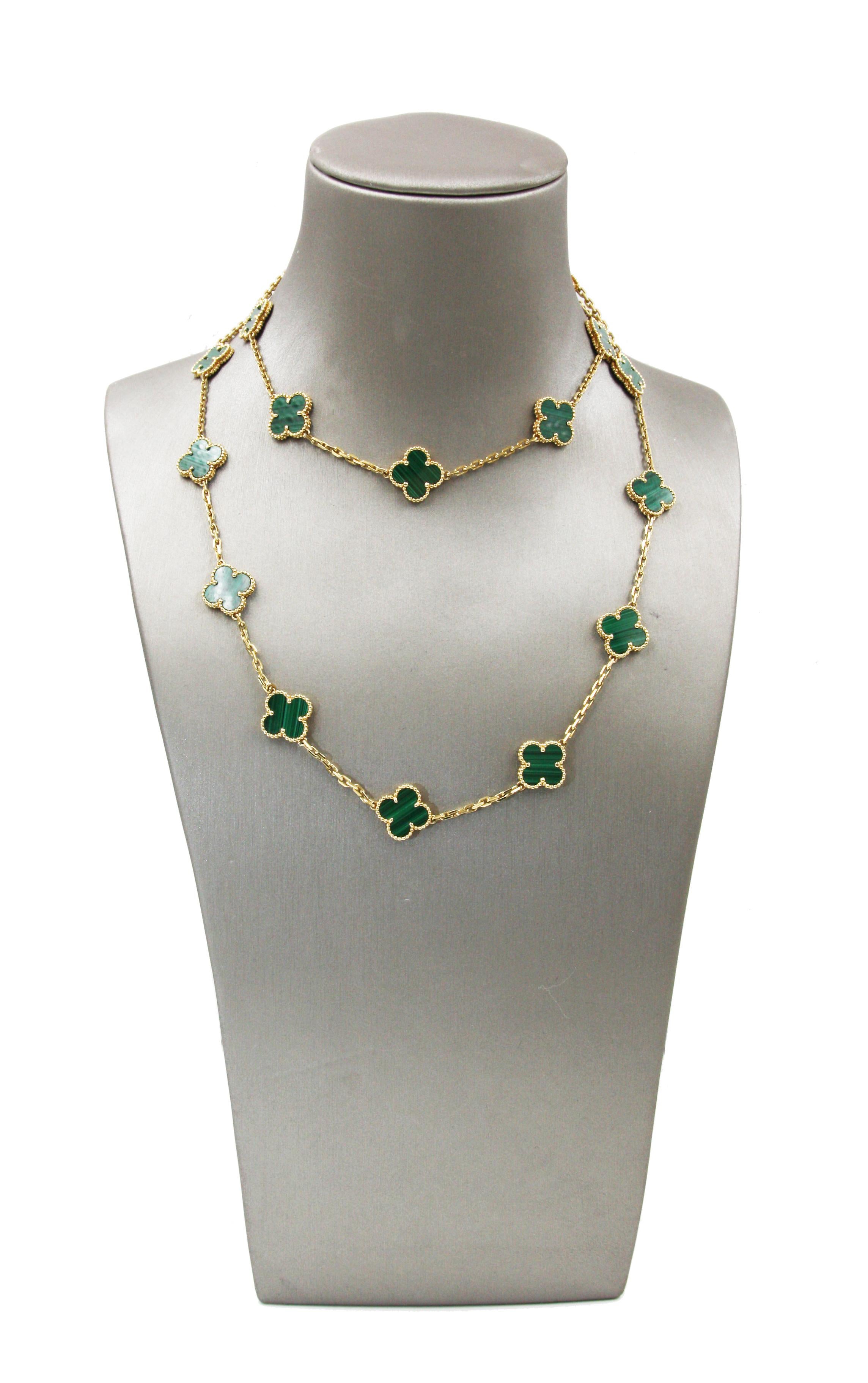 Undoubtedly a beautiful Alhambra long necklace design of the prestigious brand Van Cleef & Arpes, with its 20 motifs and malachite green color representing nature as in all its designs, and its trevol shape finished in yellow gold, is the best