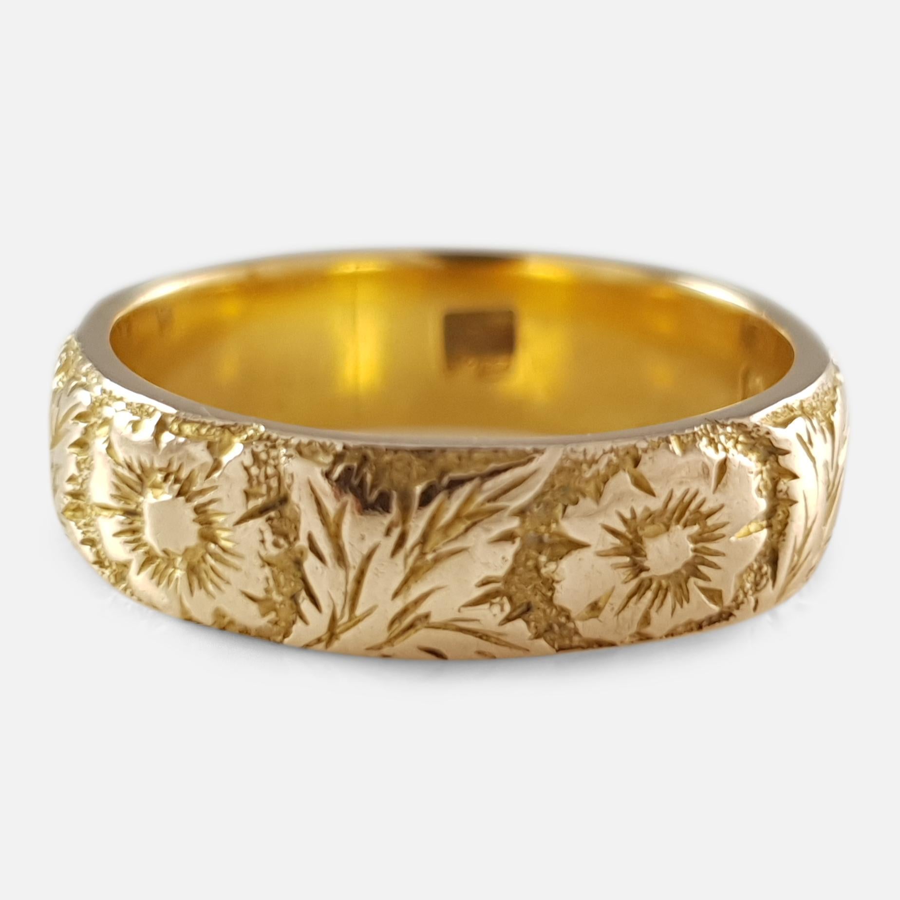 Victorian 18 Karat Yellow Gold Foliate Engraved Wedding Band Ring In Good Condition In Glasgow, GB