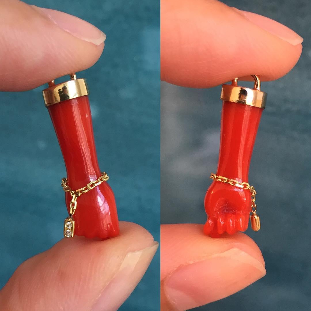 Halskette mit Diamant-Anhänger aus 14 Karat Gold mit roter Koralle und Figa-Fist (Zeitgenössisch)