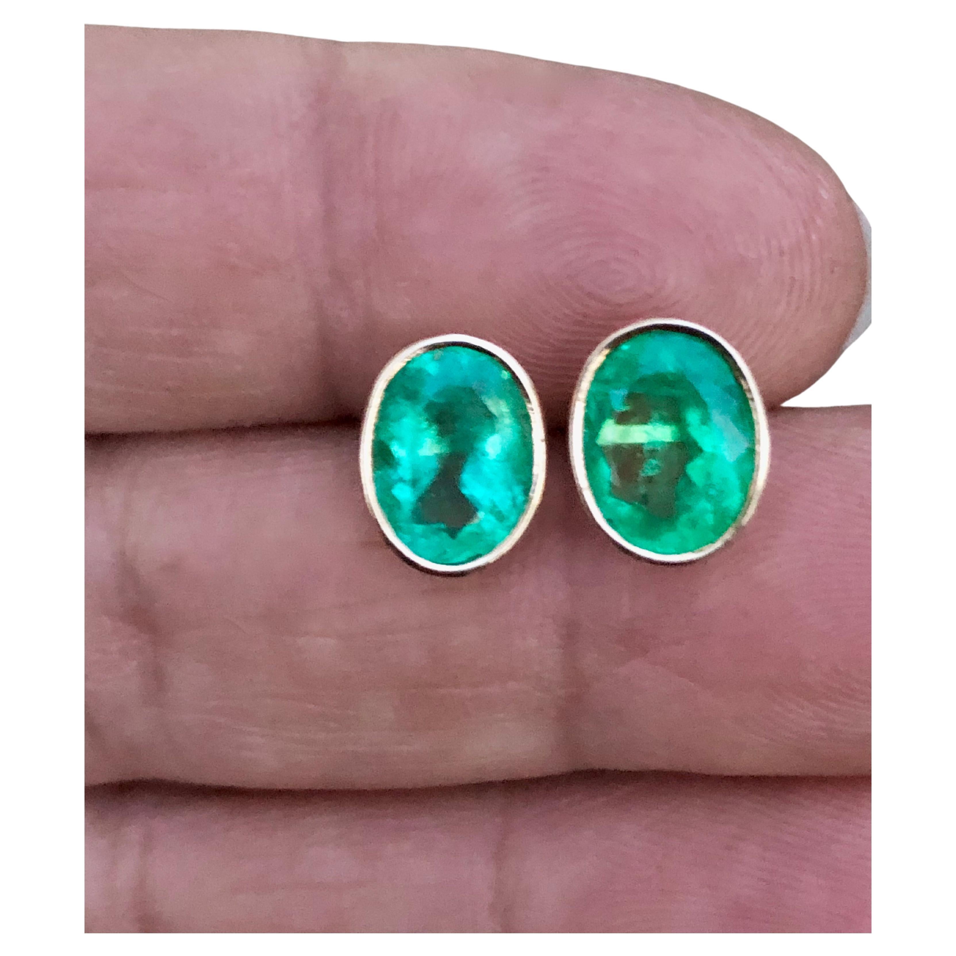 Pendientes de oro amarillo de 18 quilates con esmeralda ovalada colombiana natural de 3,63 quilates