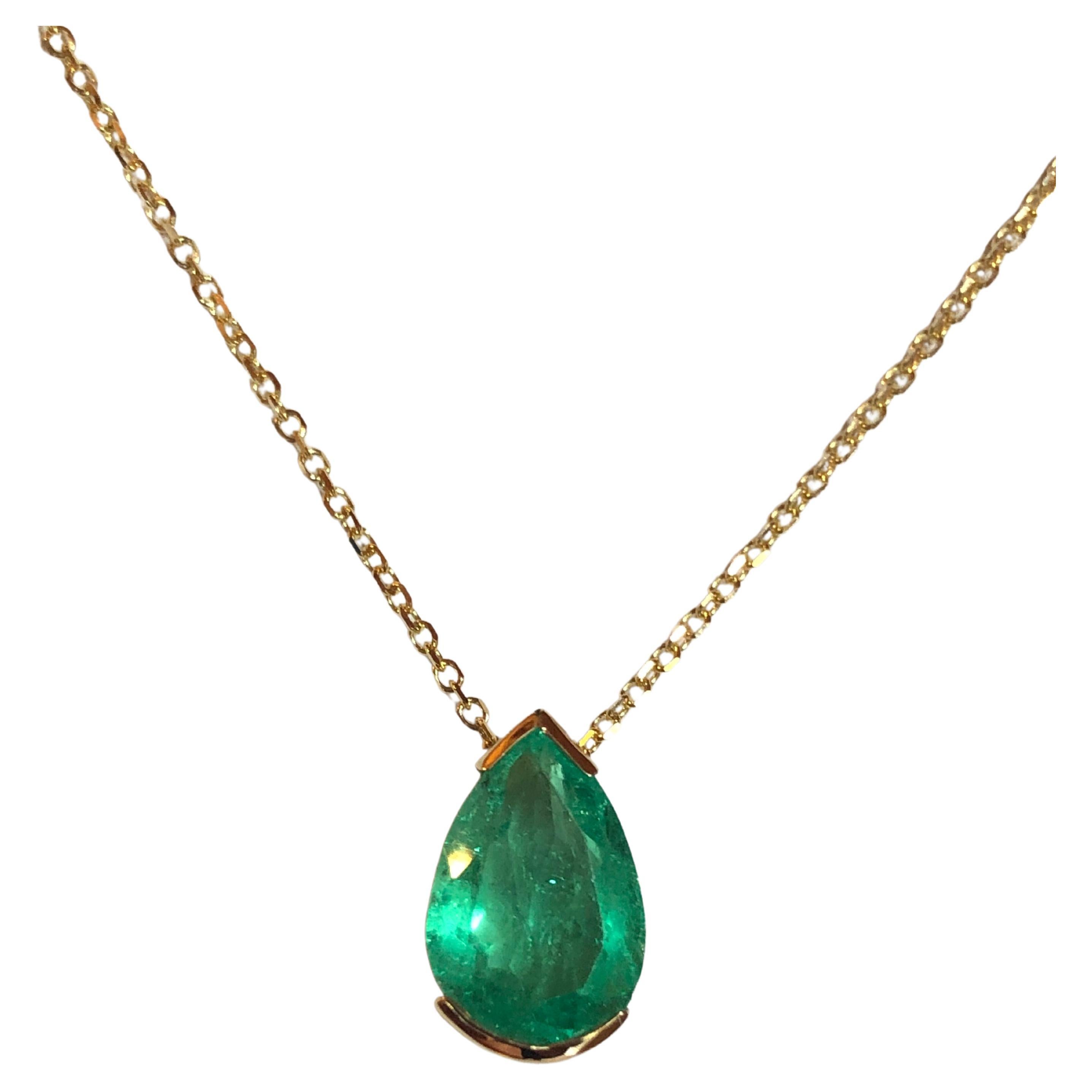 Emeralds Maravellous 3.00 Carat Colombian Emerald Pear Drop Pendant Necklace 18K For Sale