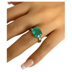 Anillo solitario bicolor de oro de 18 quilates con una esmeralda natural colombiana de 4,00 ct