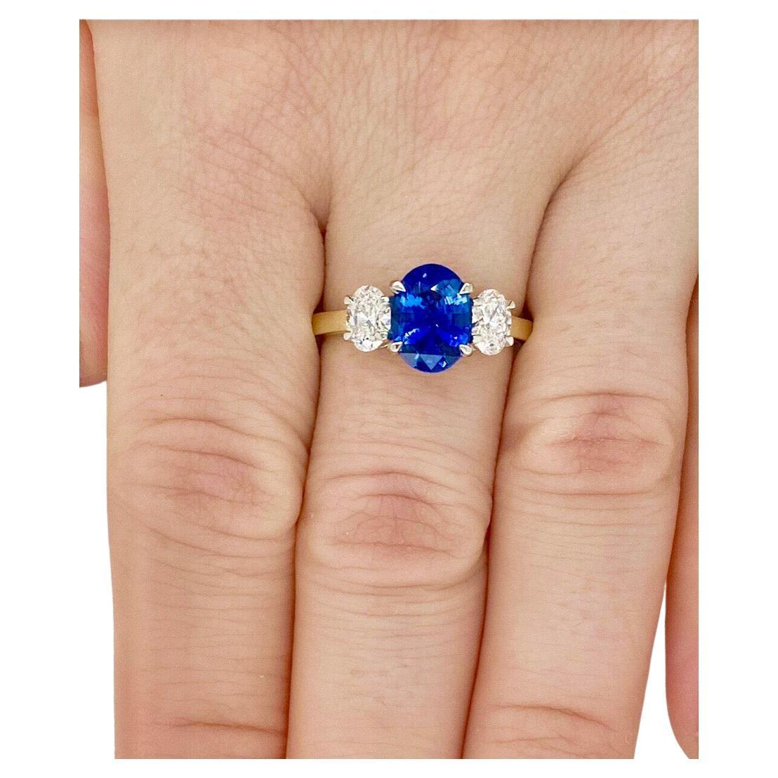 Bague en or 18 carats avec saphir bleu naturel de 3,00 carats et diamants Pour femmes en vente