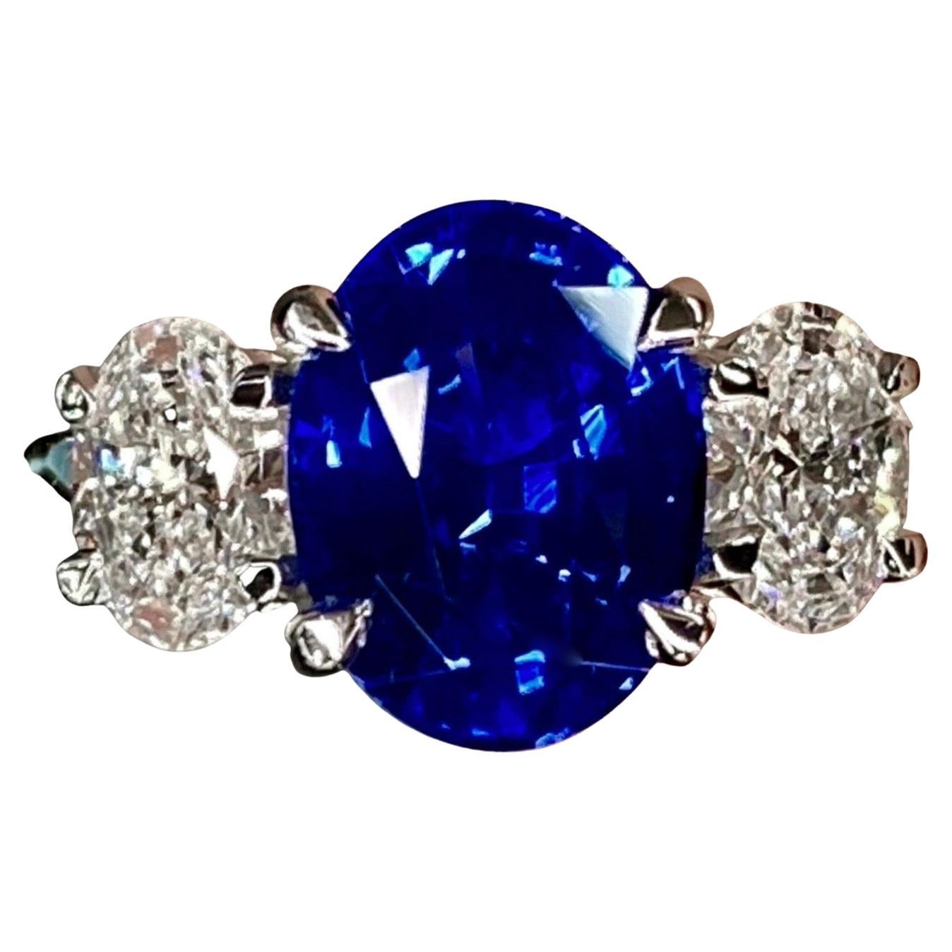 Taille ovale Bague en or 18 carats avec saphir bleu naturel de 3,00 carats et diamants en vente