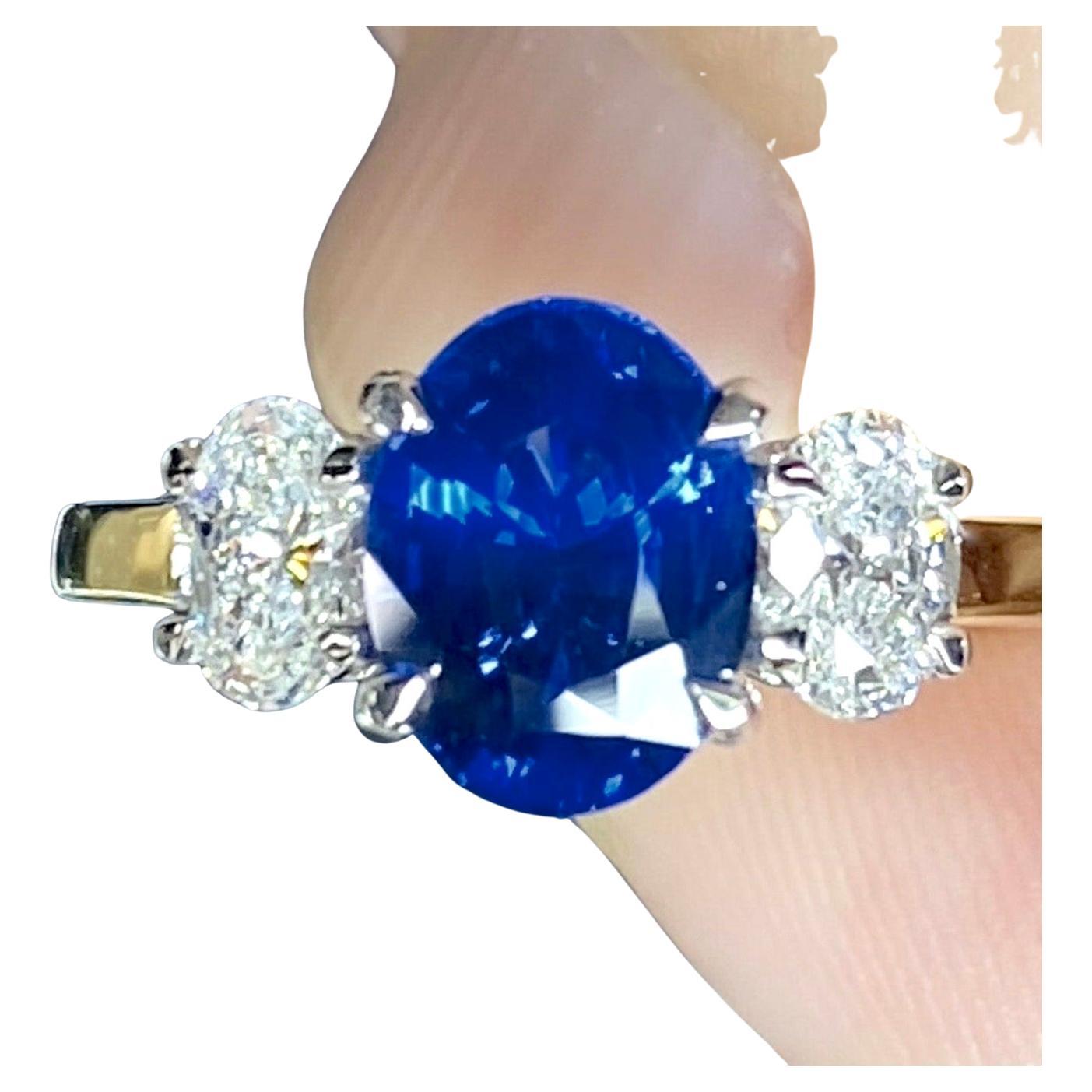 Contemporain Bague en or 18 carats avec saphir bleu naturel de 3,00 carats et diamants en vente