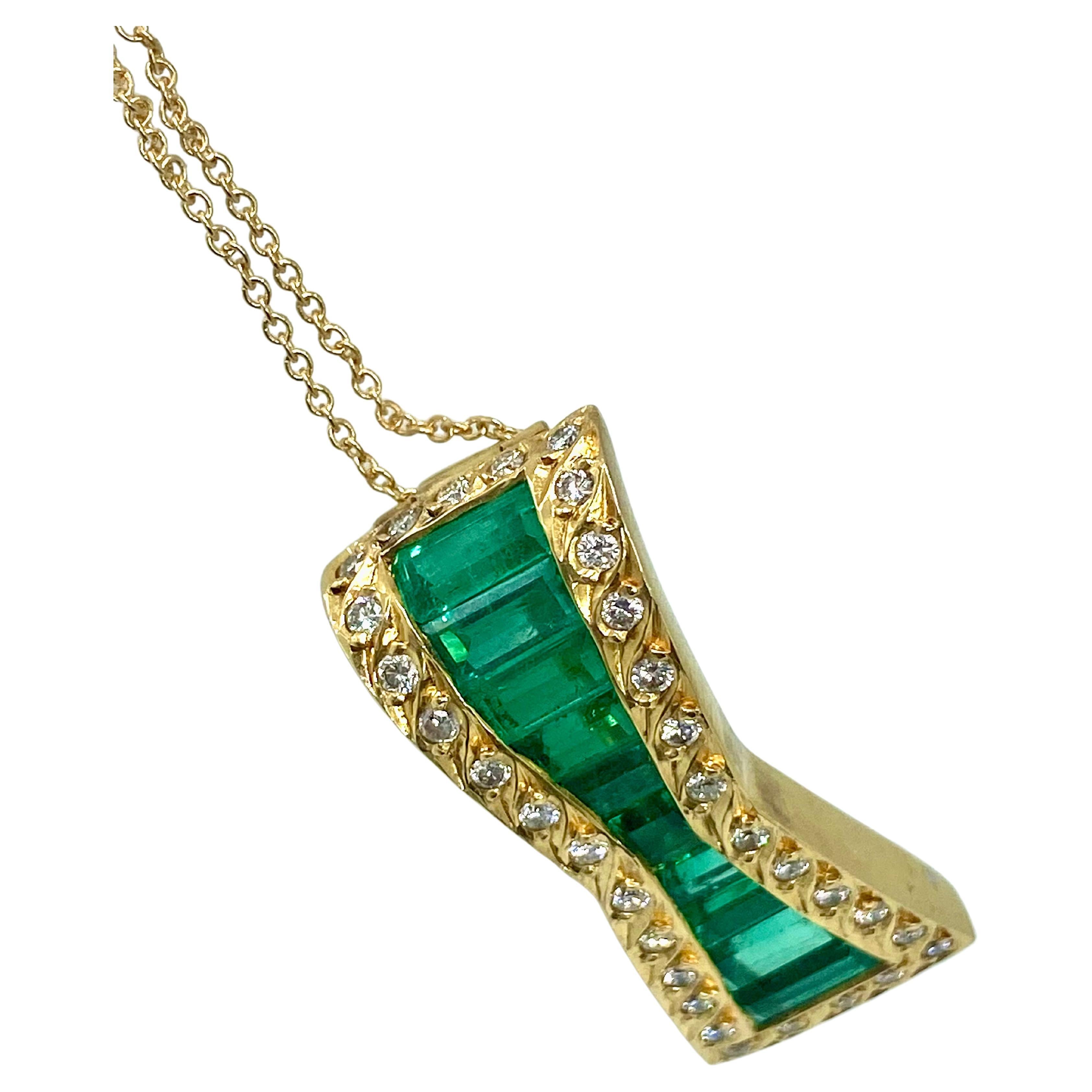 GIA 4.00 Carat Fine Muzo Colombian Emerald Pendant 18K Gold For Sale 4