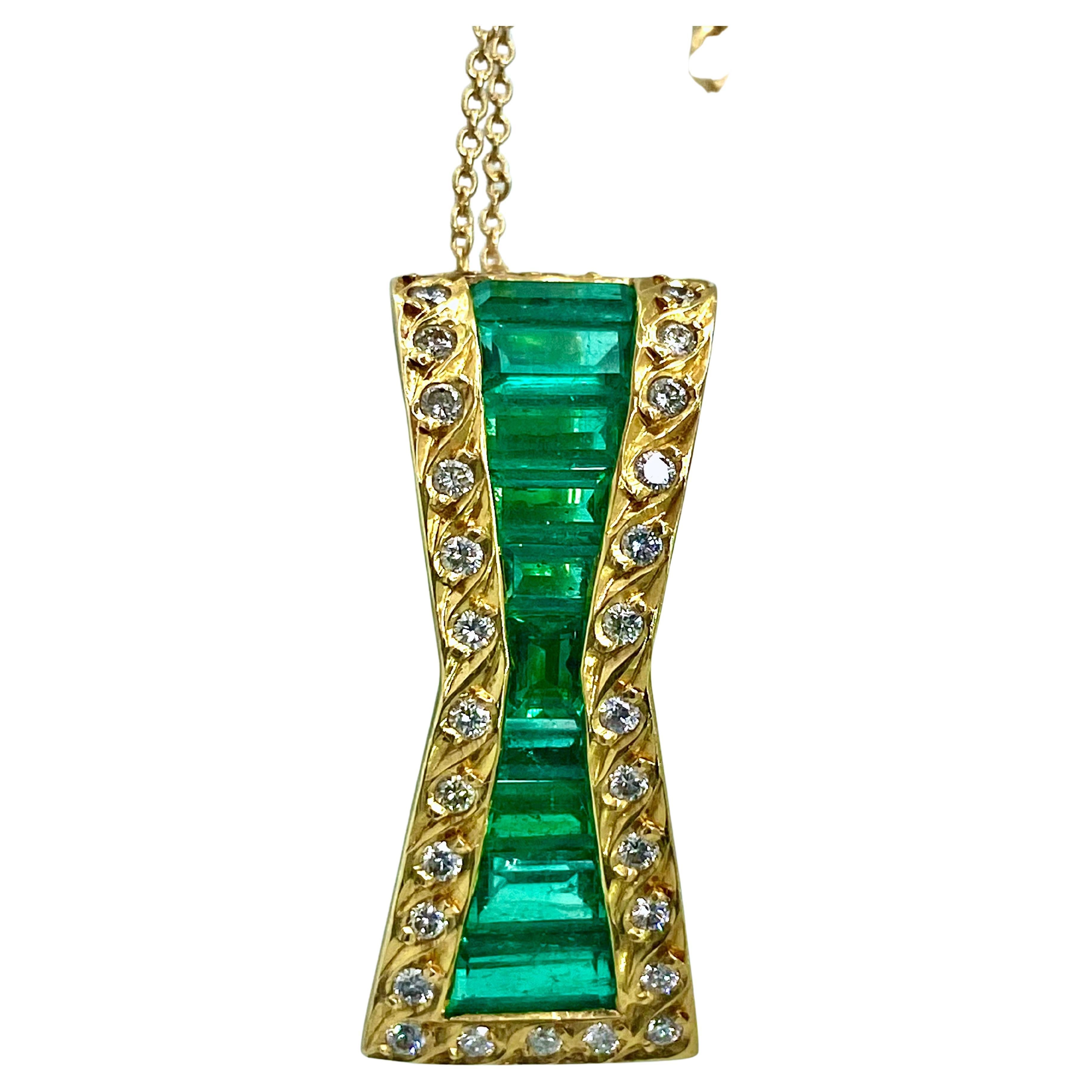 GIA 4.00 Carat Fine Muzo Colombian Emerald Pendant 18K Gold For Sale 2