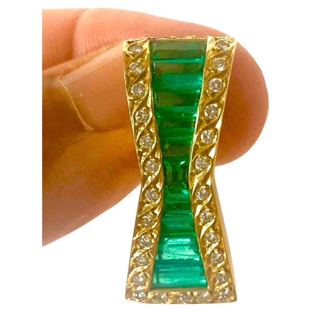 GIA 4.00 Carat Fine Muzo Colombian Emerald Pendant 18K Gold For Sale