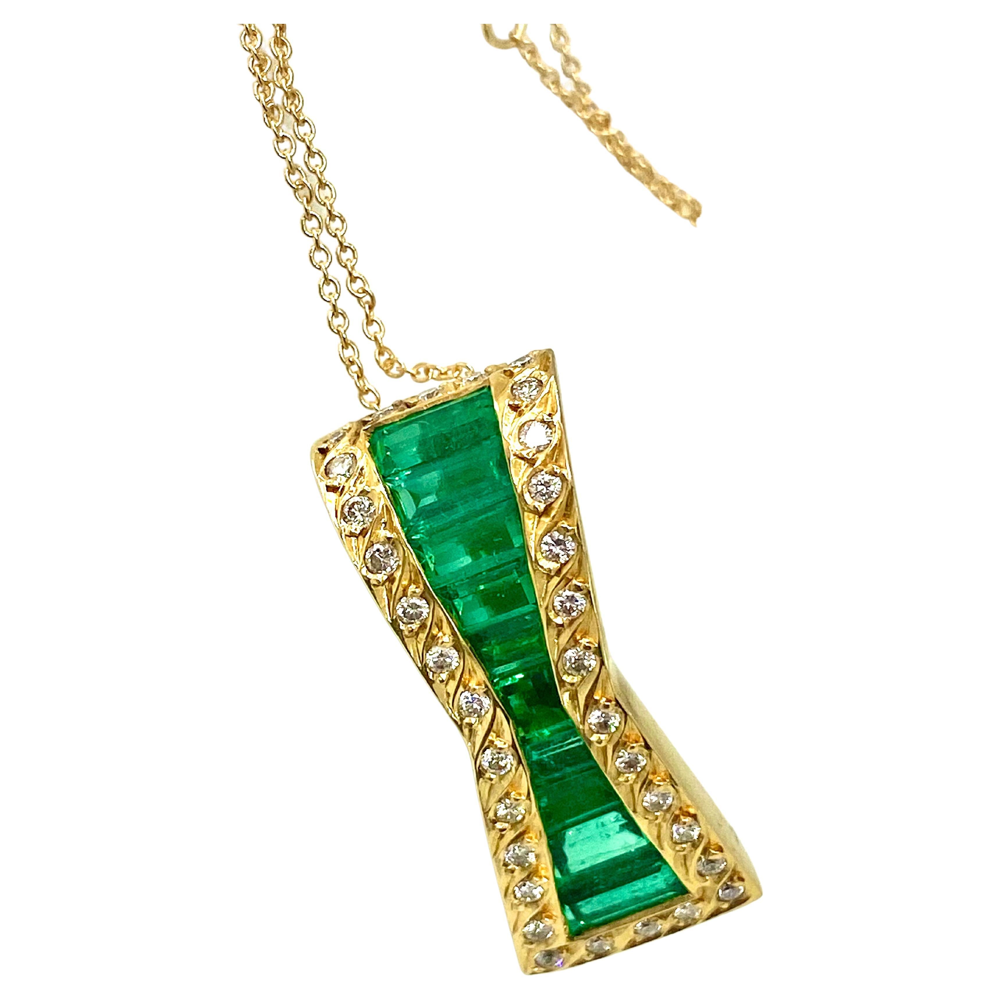 Contemporary GIA 4.00 Carat Fine Muzo Colombian Emerald Pendant 18K Gold For Sale