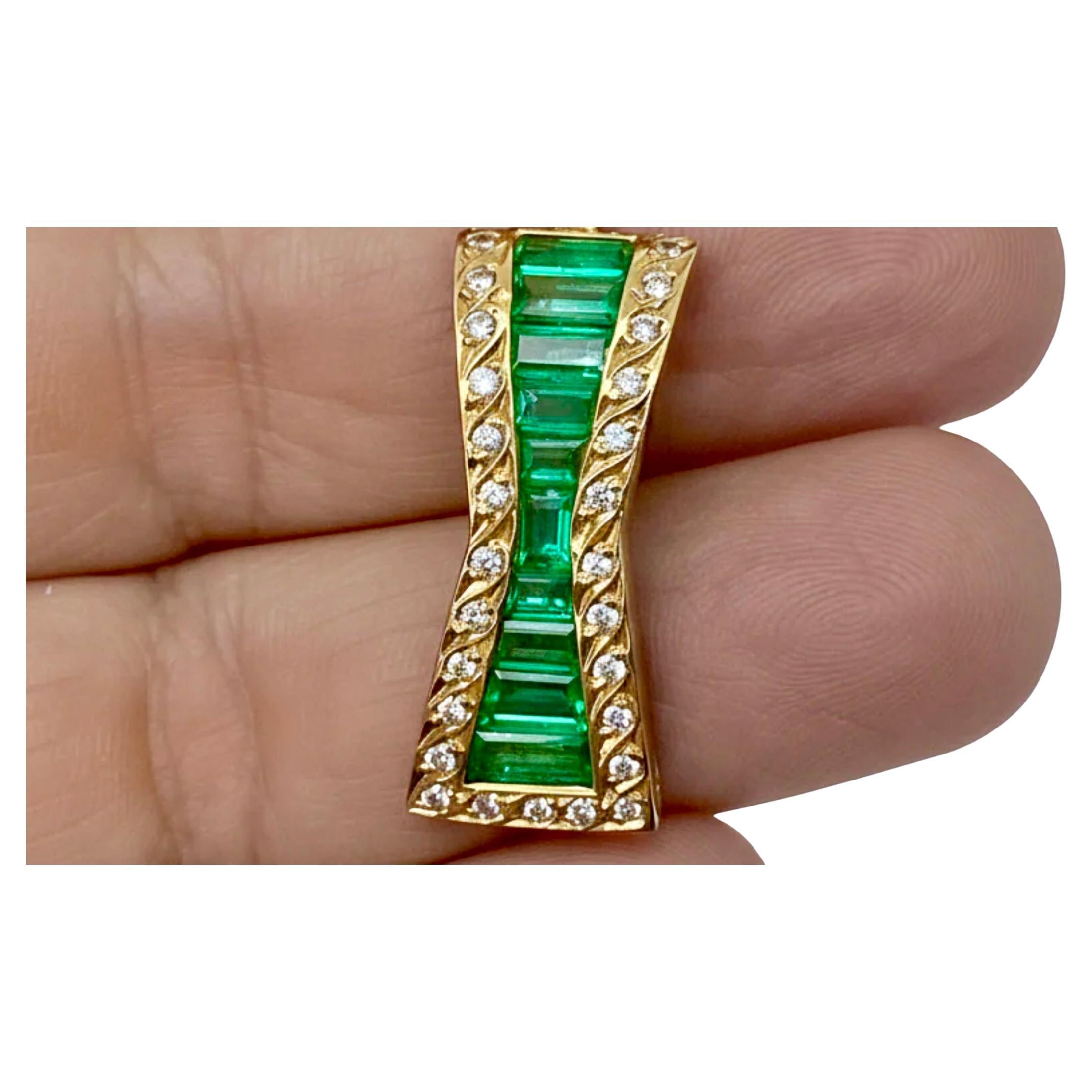 Ciondolo con smeraldo colombiano GIA da 4,00 carati, oro 18 carati in vendita