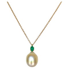 Collier pendentif en or 18 carats avec perles des mers du Sud et émeraudes