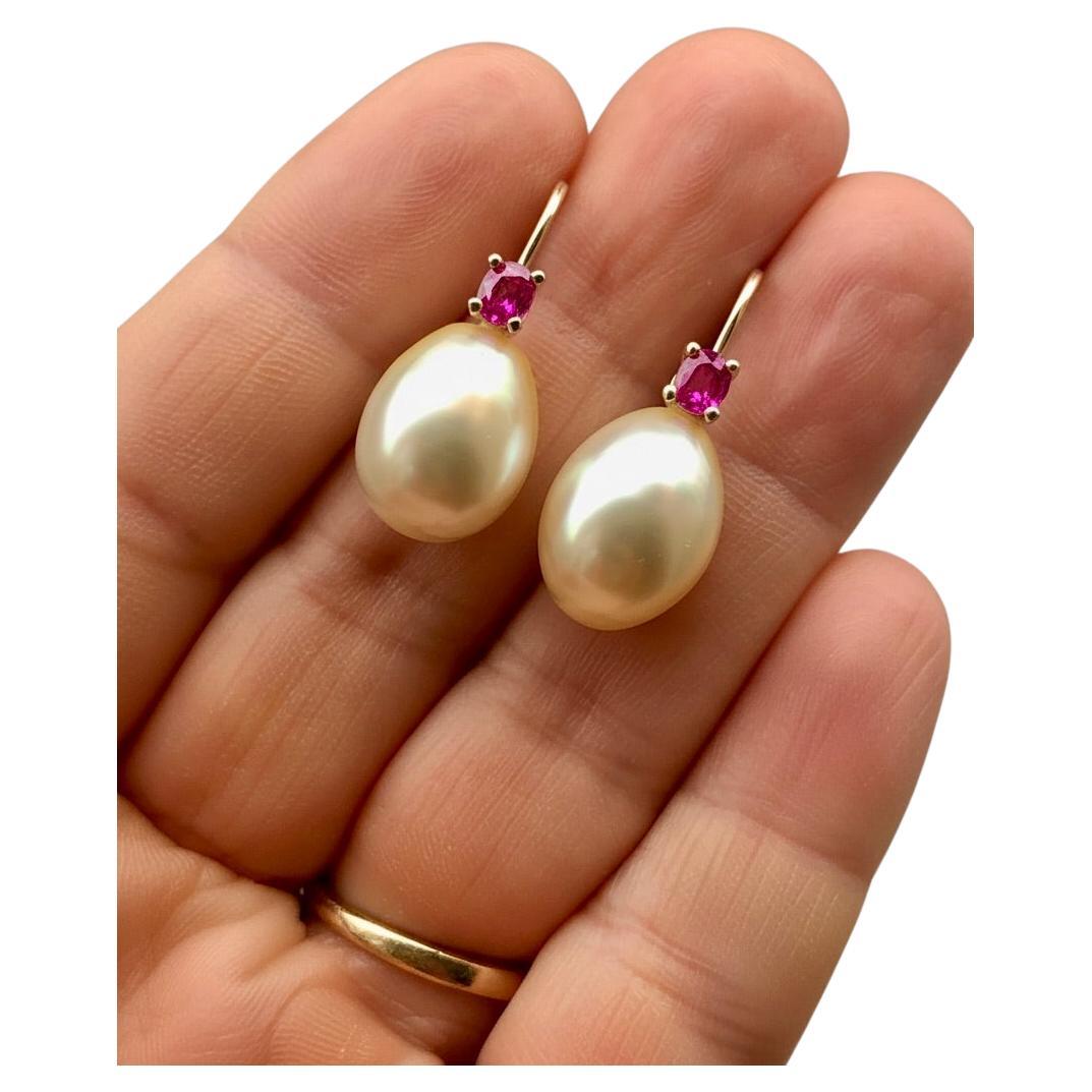 Orecchini di perle australiane con rubino in oro giallo 14 carati in vendita