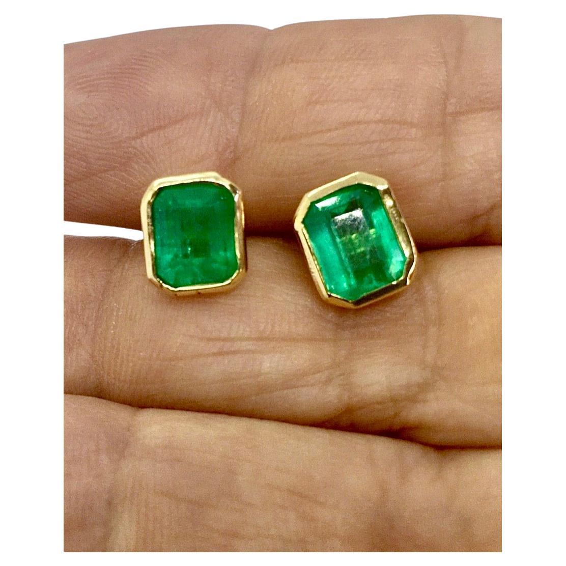 Fine Colombian Emerald Stud Earrings Bezel 18K Gold For Sale