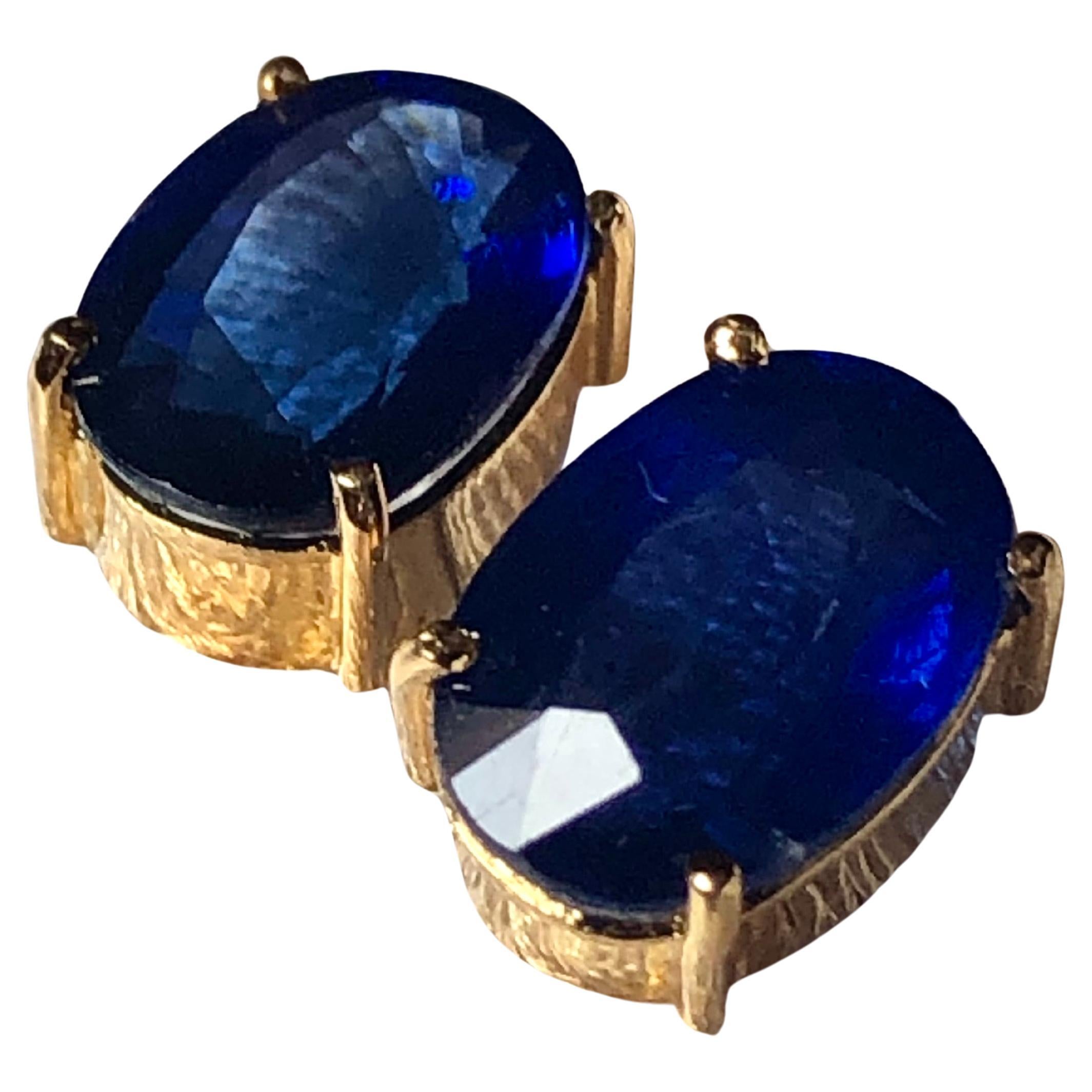 Boucles d
oreilles en or 18 carats ou en platine avec saphirs bleus de Birmanie taillés en ovale
