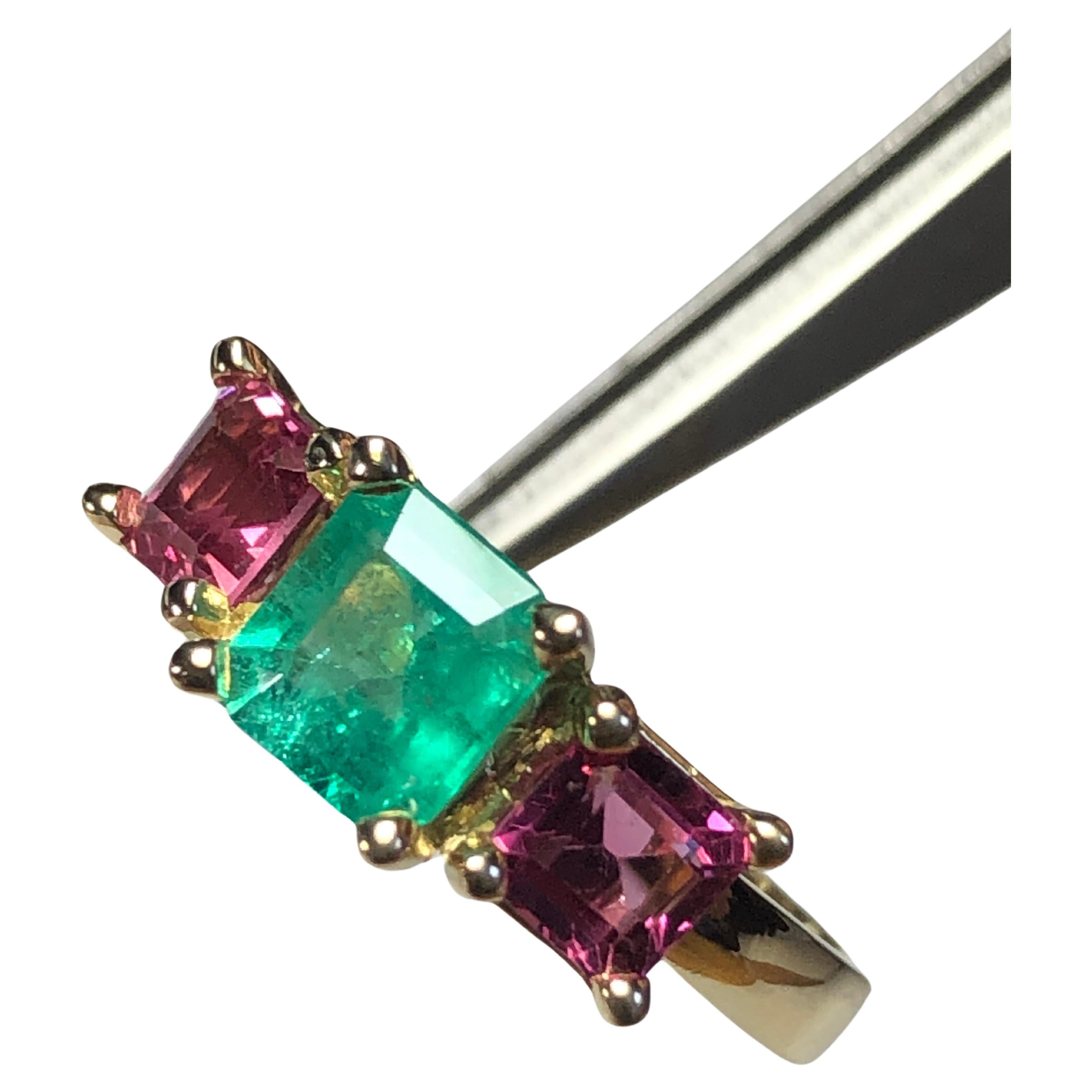 Natural Colombian Emerald and Spinel Ring 18K Yellow Gold For Sale 6