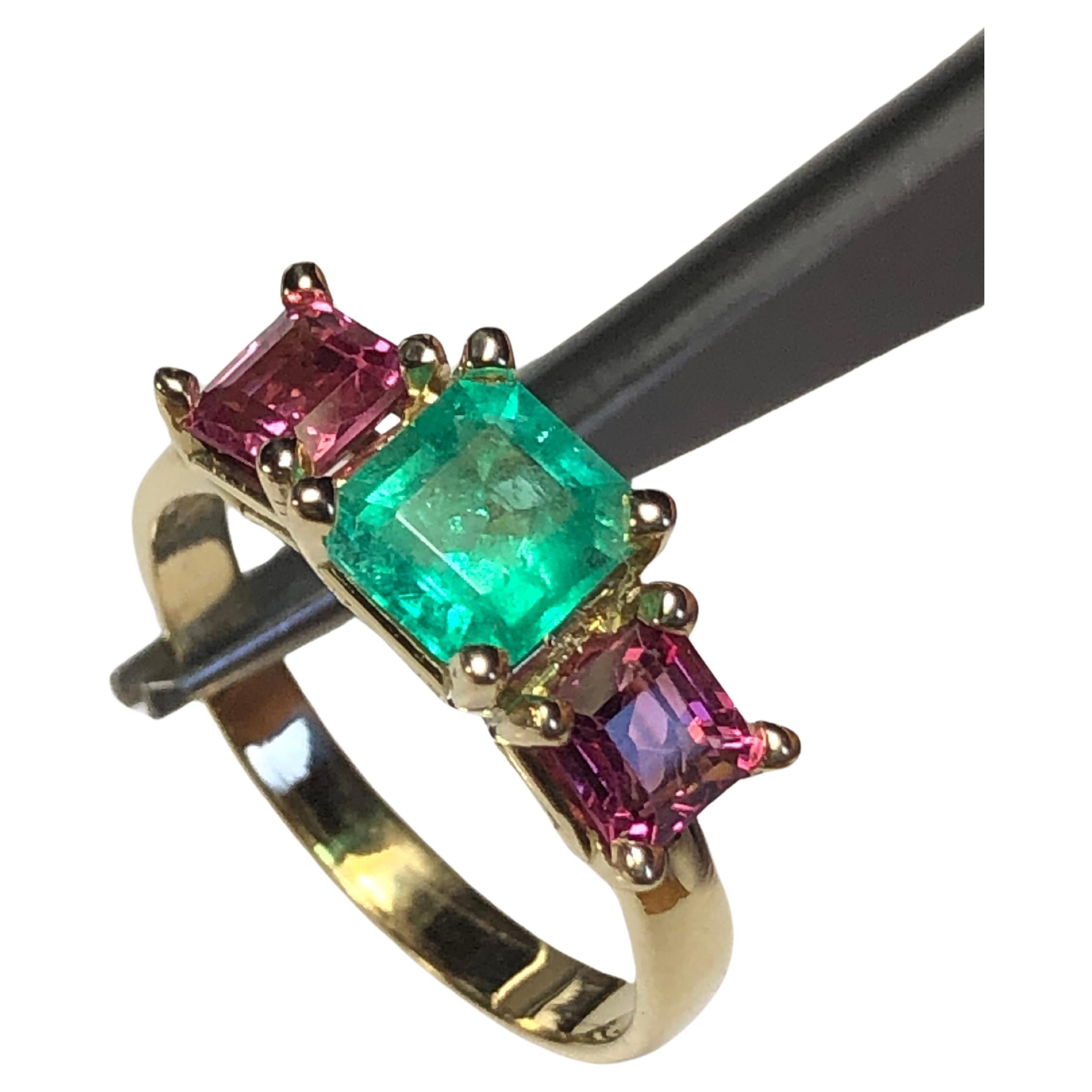 Contemporary Natural Colombian Emerald and Spinel Ring 18K Yellow Gold For Sale