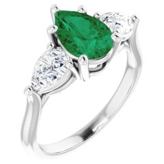 Anello di fidanzamento in platino, smeraldo e diamante con 3 pietre a forma di pera da 2,20 carati
