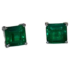 Clous d'oreilles en or blanc 18 carats avec émeraude colombienne naturelle AAA+ de 1,35 carat