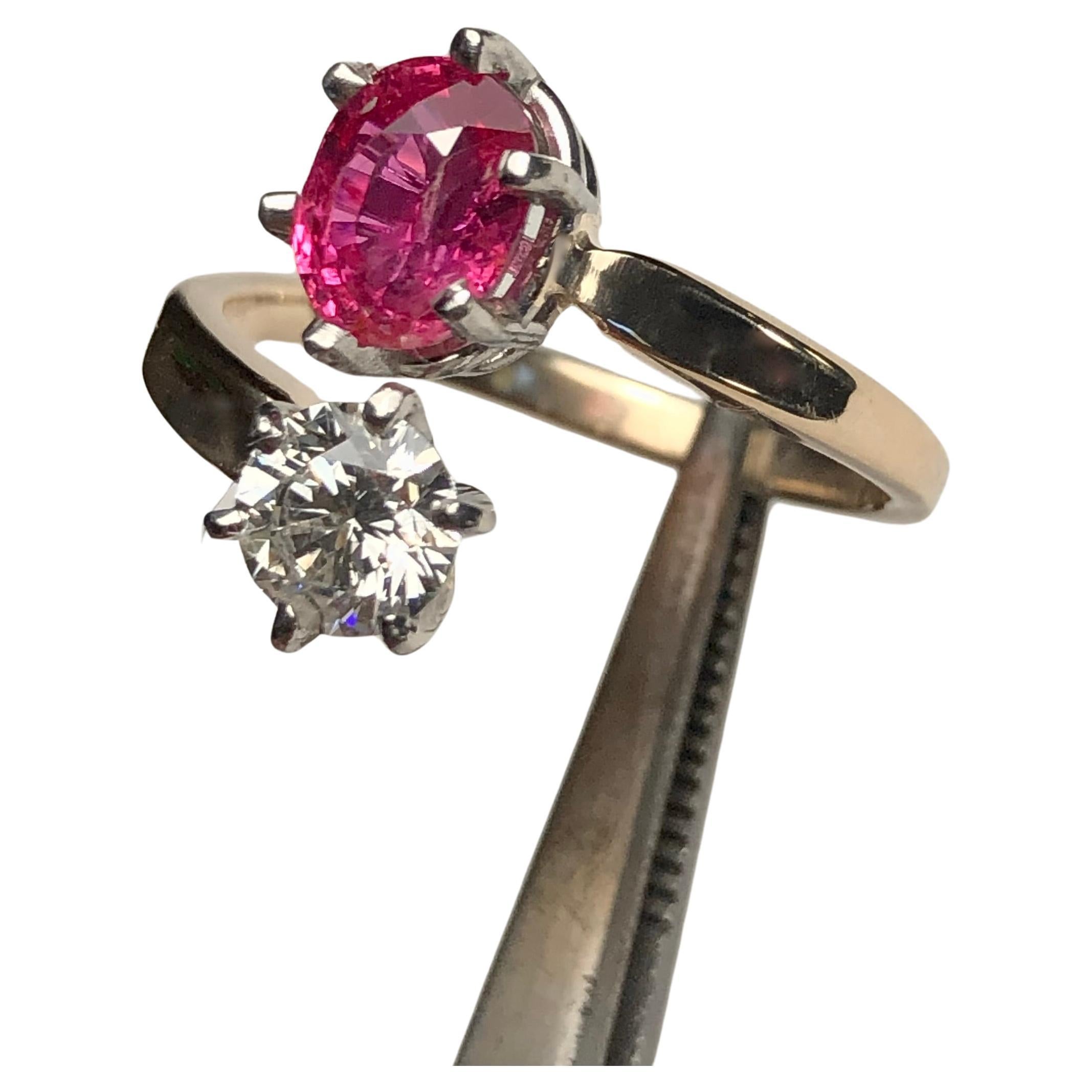 Bague de fiançailles bypass en rubis et diamants en vente 3