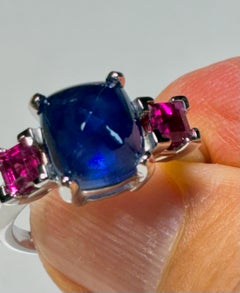 Bague en or blanc sertie d'un saphir et d'un rubis taille « Sugarloaf » en cabochon de 4,88 carats