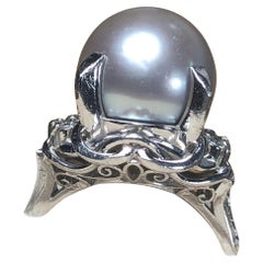 Anello di platino con perla di Tahiti grigio argento e diamante