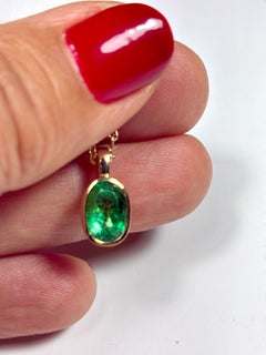 Oval Colombian Emerald 1.80 Carat Solitaire Pendant, Yellow Gold 18K