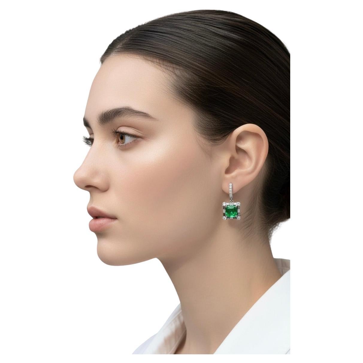 Luxueux  Boucles d'oreilles en émeraudes colombiennes AAA+, comprenant deux émeraudes colombiennes carrées, d'un poids total de 8,77 carats, certifiées par le CDTEC (modéré : clarté améliorée F2). Les émeraudes de Colombie présentent une couleur