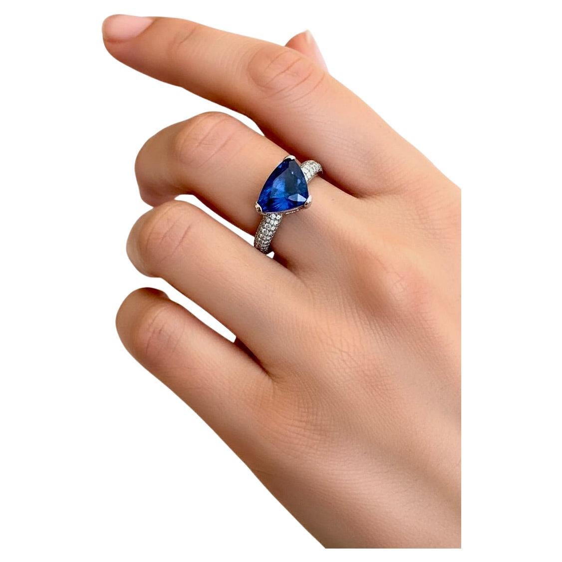 Bague de fiançailles en or blanc 18 carats avec saphir de 3,76 carats et diamants