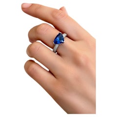 Bague de fiançailles en or blanc 18 carats avec saphir de 3,76 carats et diamants