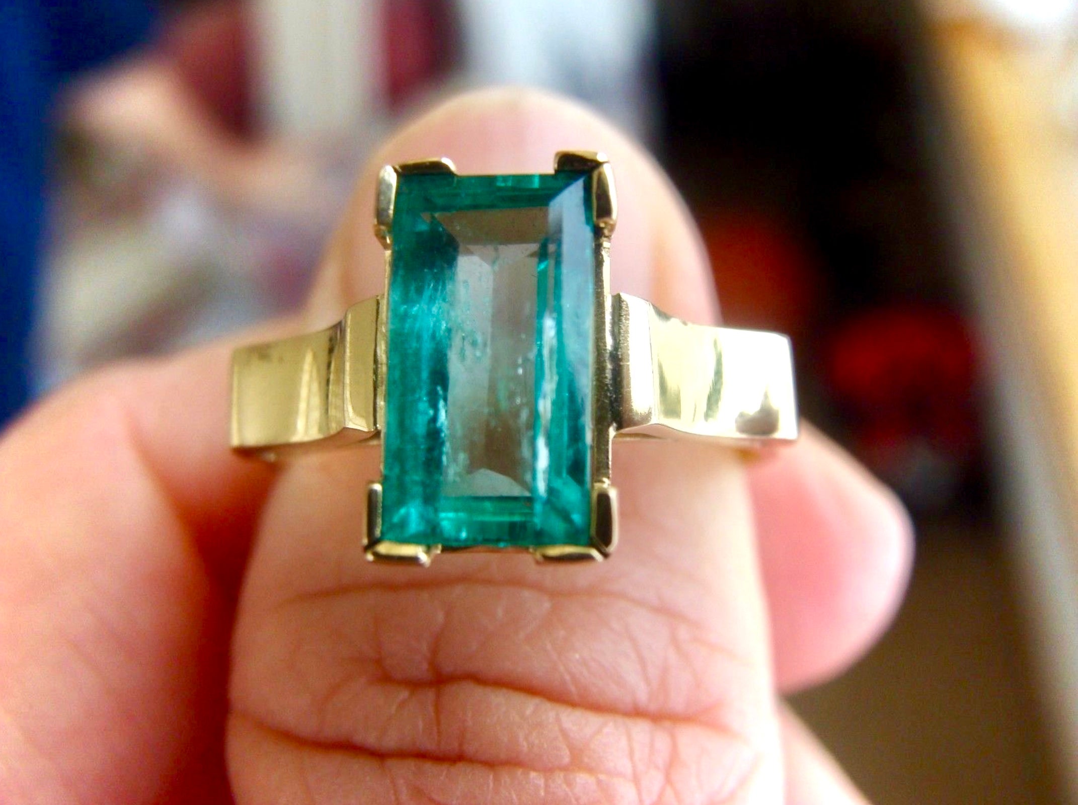 2.0 Carat Emerald Solitaire Ring 18 Karat Yellow Gold For Sale