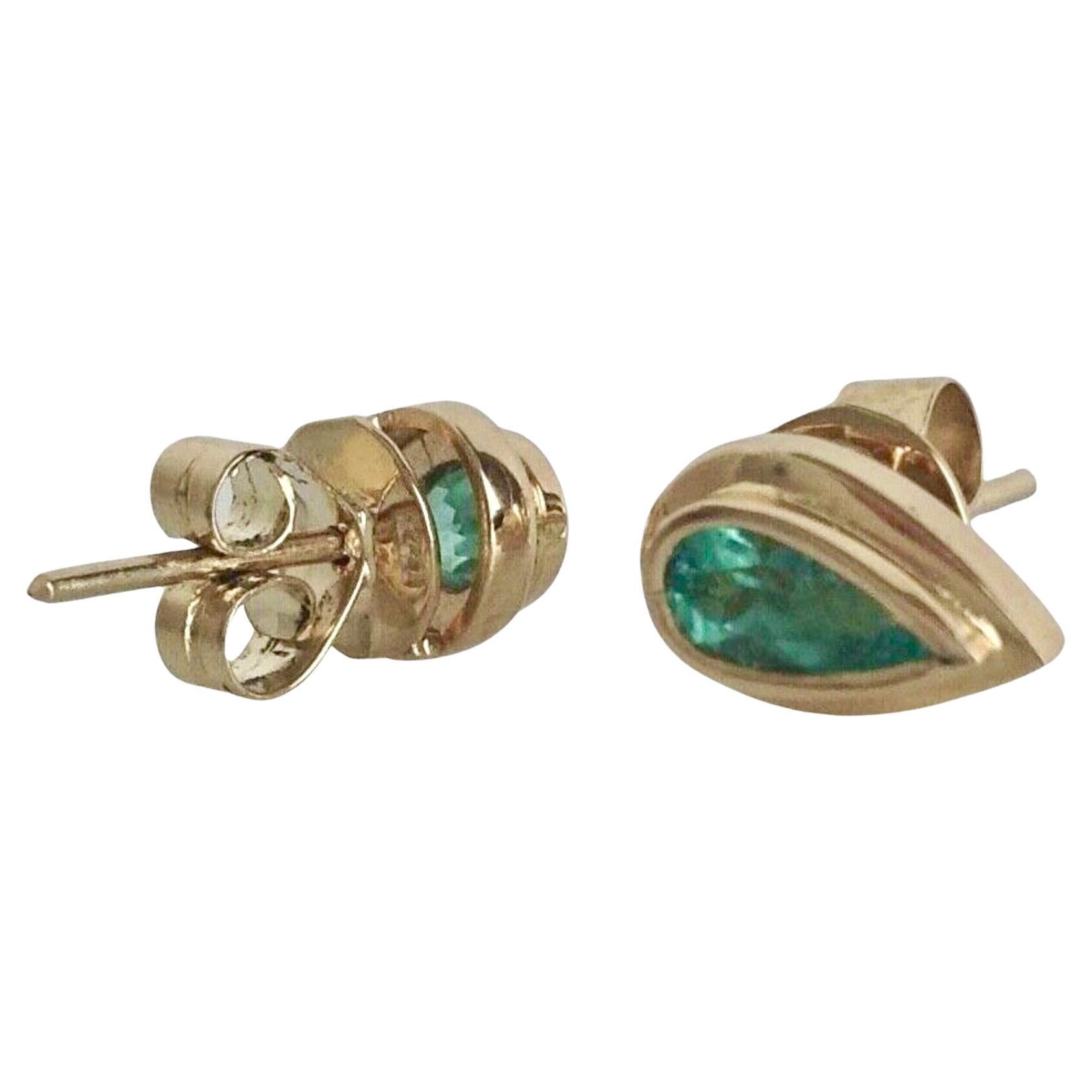Classic Pear Cut Emerald Dome Stud Earrings 18K Yellow Gold
Chic Stud Earrings Bezel Set Green Colombian Emerald Pear Cut, Natural Medium Green Color, Total Weight 1.40 carats, 2.32g.  Made of Solid 18K Yellow Gold.