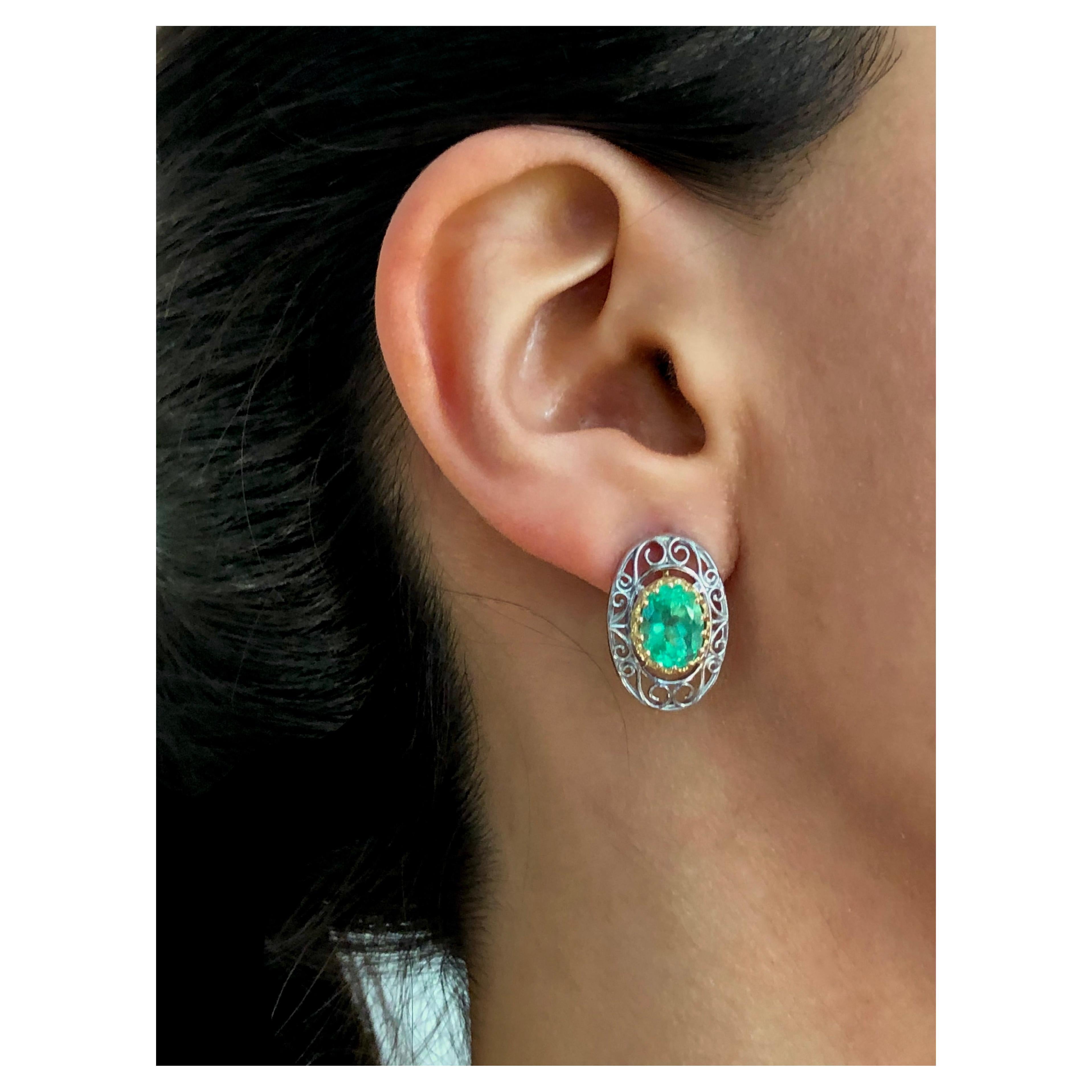 A stunning antique-inspired scroll style earrings made in 18K yellow gold and platinum and set with two oval natural Colombian emeralds 4.0 carats (each 2.00ct) framed by a beautiful crown bezel 18K gold.
Measure 20.50mm x 13.50mm
The total length