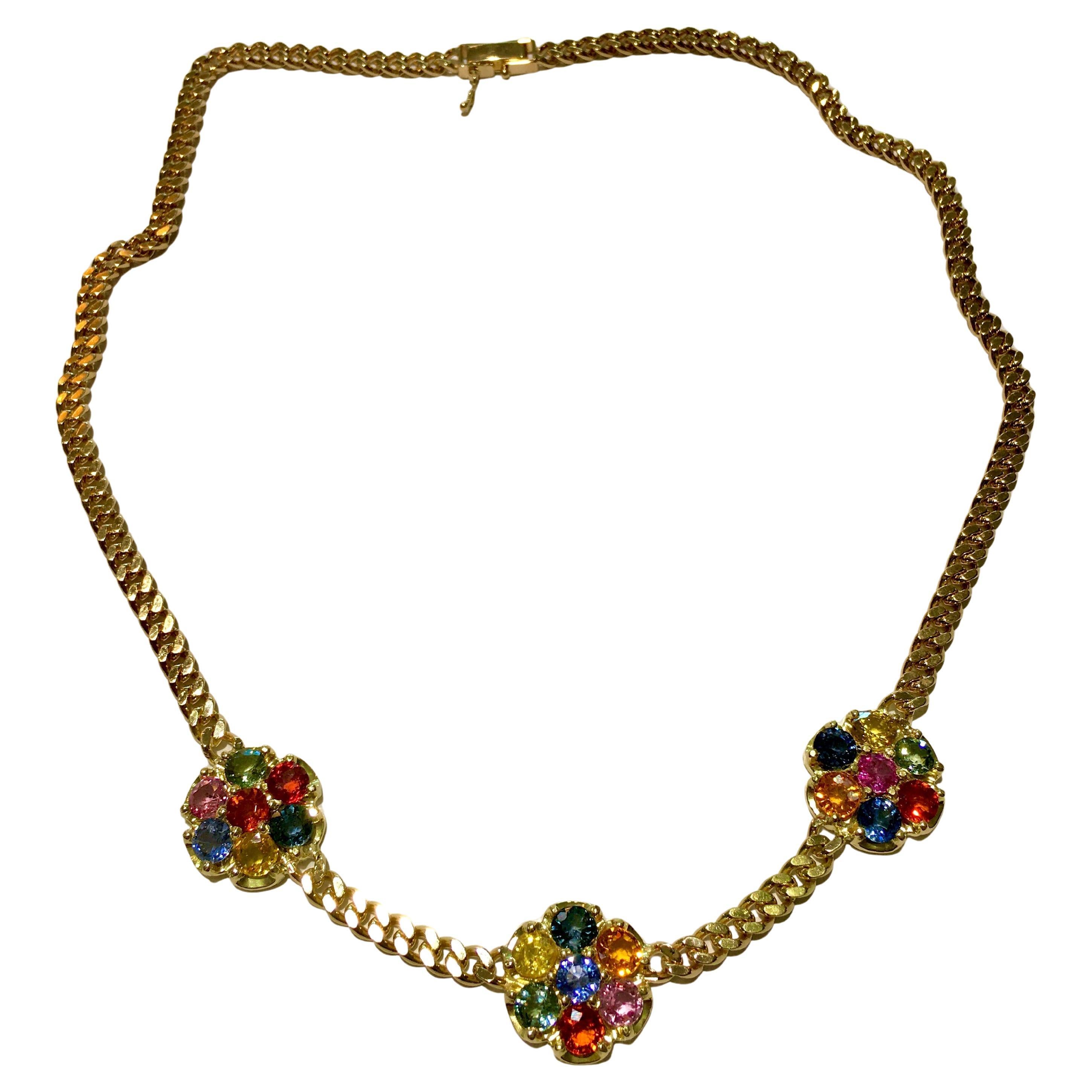 Collana a catena con zaffiri multipli da 13,50 carati 18 carati
I resti delle collezioni più iconiche!
La collana a catena in oro giallo 18k è incastonata con tre grandi fiori di zaffiri tondi naturali sfaccettati di vari colori: rosa, blu, verde,