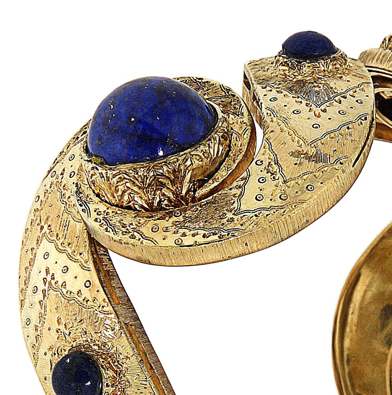 Antique 1960s Engraved Blue Lapis Lazuli Yellow Gold Bracelet Made In Italy In Excellent Condition For Sale In Milano, IT