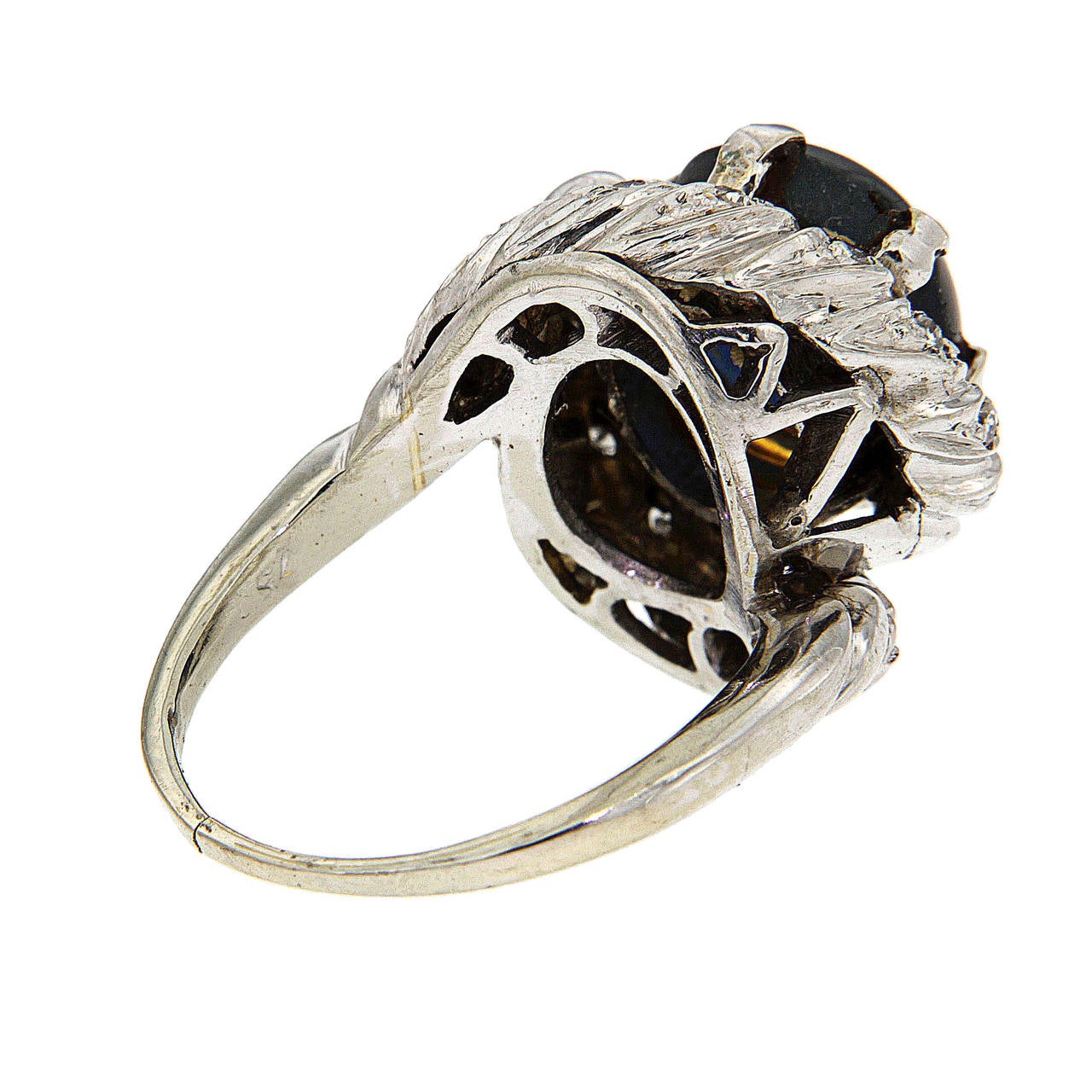 Antique 1950s Cabochon Blue Sapphire Diamonds White 18 Carat Gold Ring For Sale 1