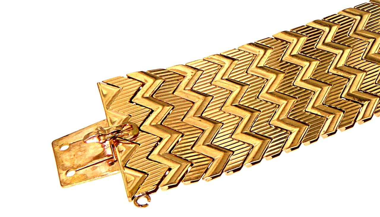 Retro Antique 1950s Rose Gold Link Patterned Engraved Bracelet Made In Italy For Sale