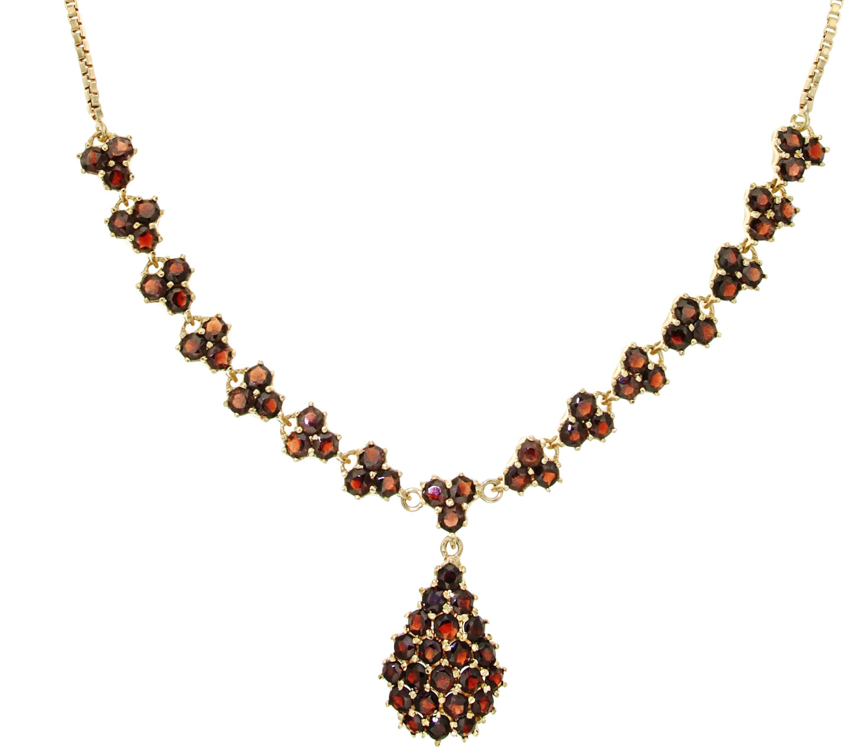 Beautiful 18K Gold necklace with garnet. Total weight 31 grams. The central drop measure: width 18 millimeters and length 25 millimeters / 0.708661 x 0.984252