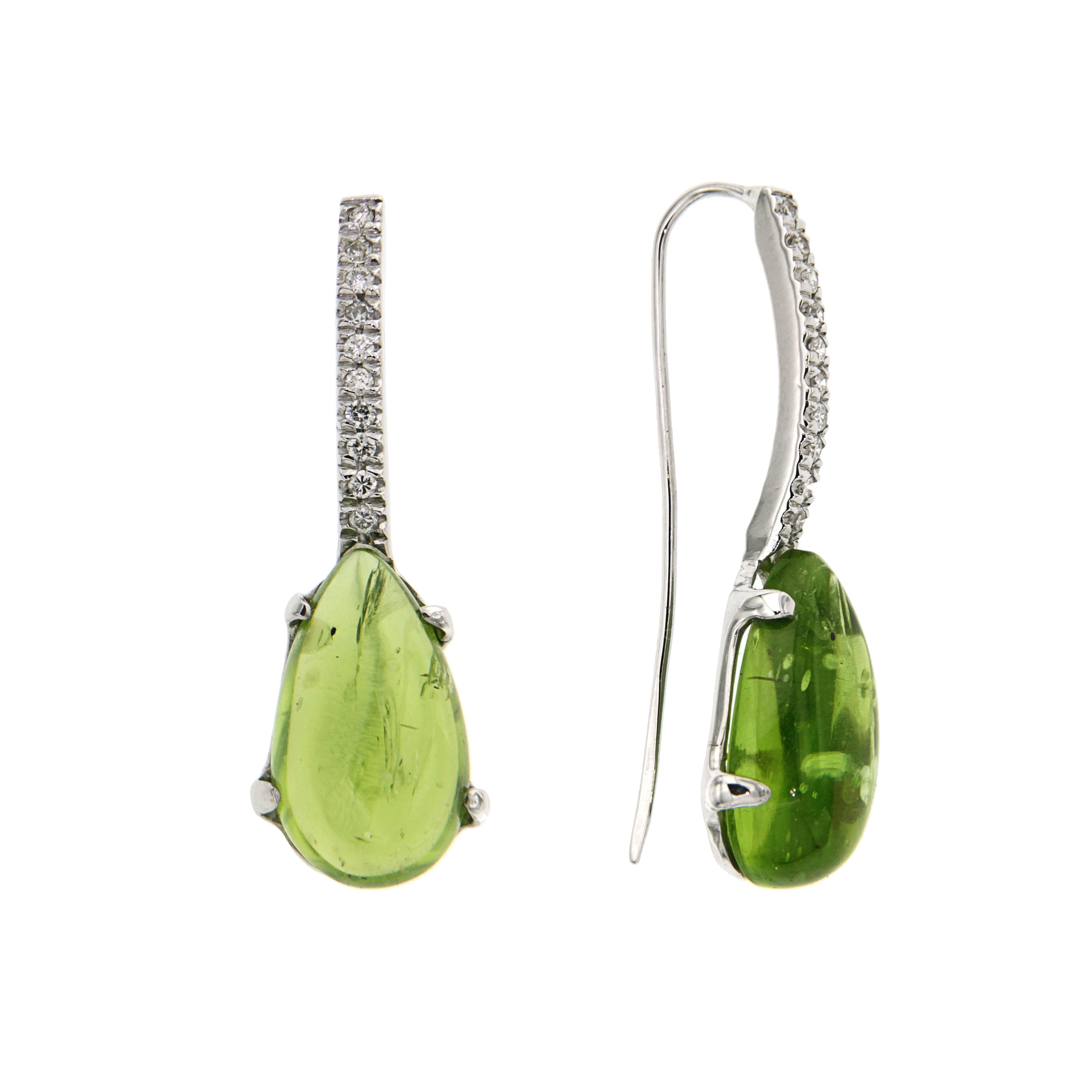 White 18k Gold Dangle Earrings with Diamonds 0.16 ctw and two Cabochon Peridot 22 ctw.
Handcrafted in Italy by Botta Gioielli. Peridot drop size is 11 x 19 millimeters / 0.433 x 0.748 inches. Total length of the earrings is 39 millimeters / 1.535