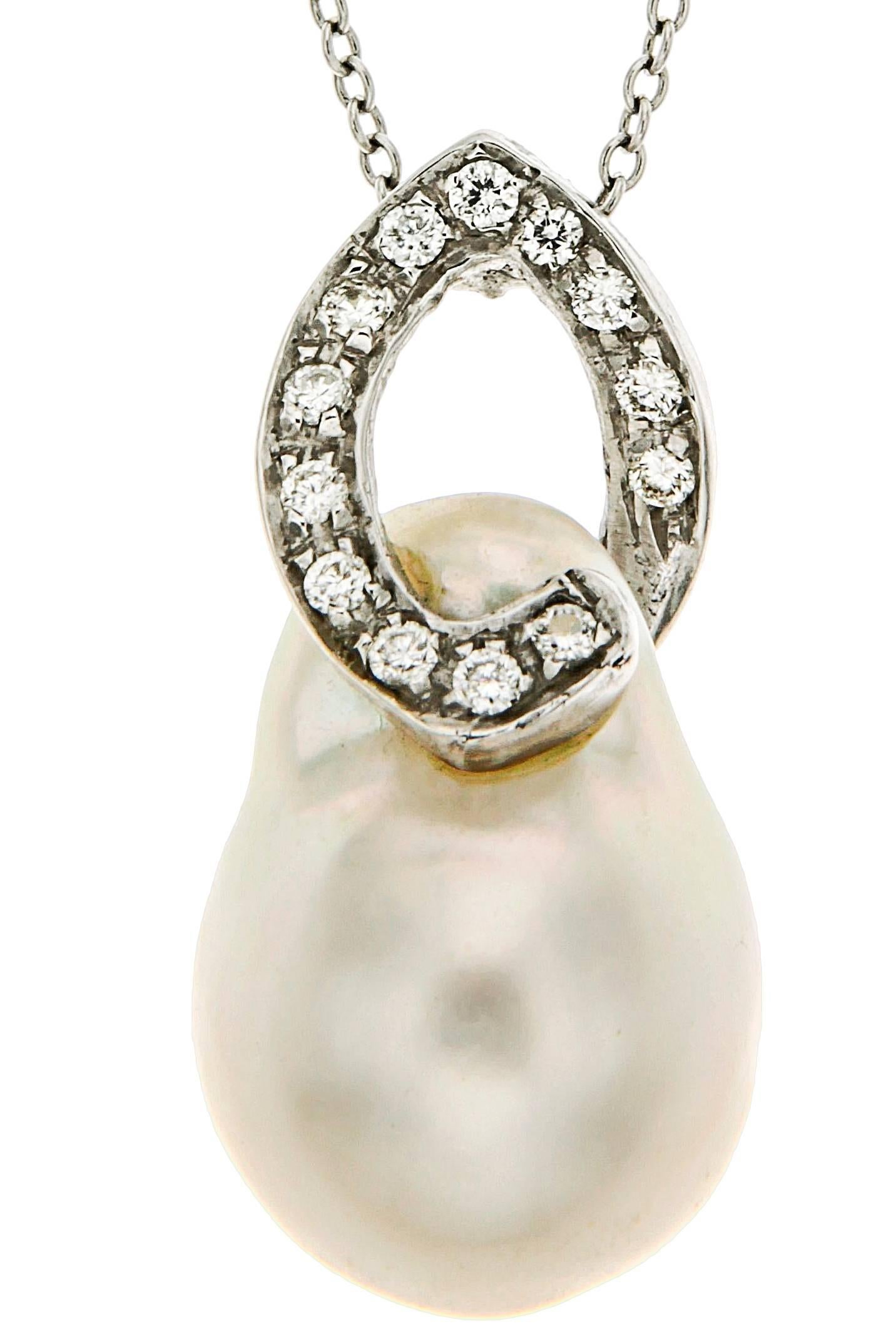 Atemberaubende Halskette mit Anhänger aus 18 Karat Weißgold mit einer eleganten australischen Perle in Kombination mit Diamanten.
Handgefertigt in Italien und gekennzeichnet mit der 18-karätigen Goldmarke 750 und der Botta Gioielli-Marke