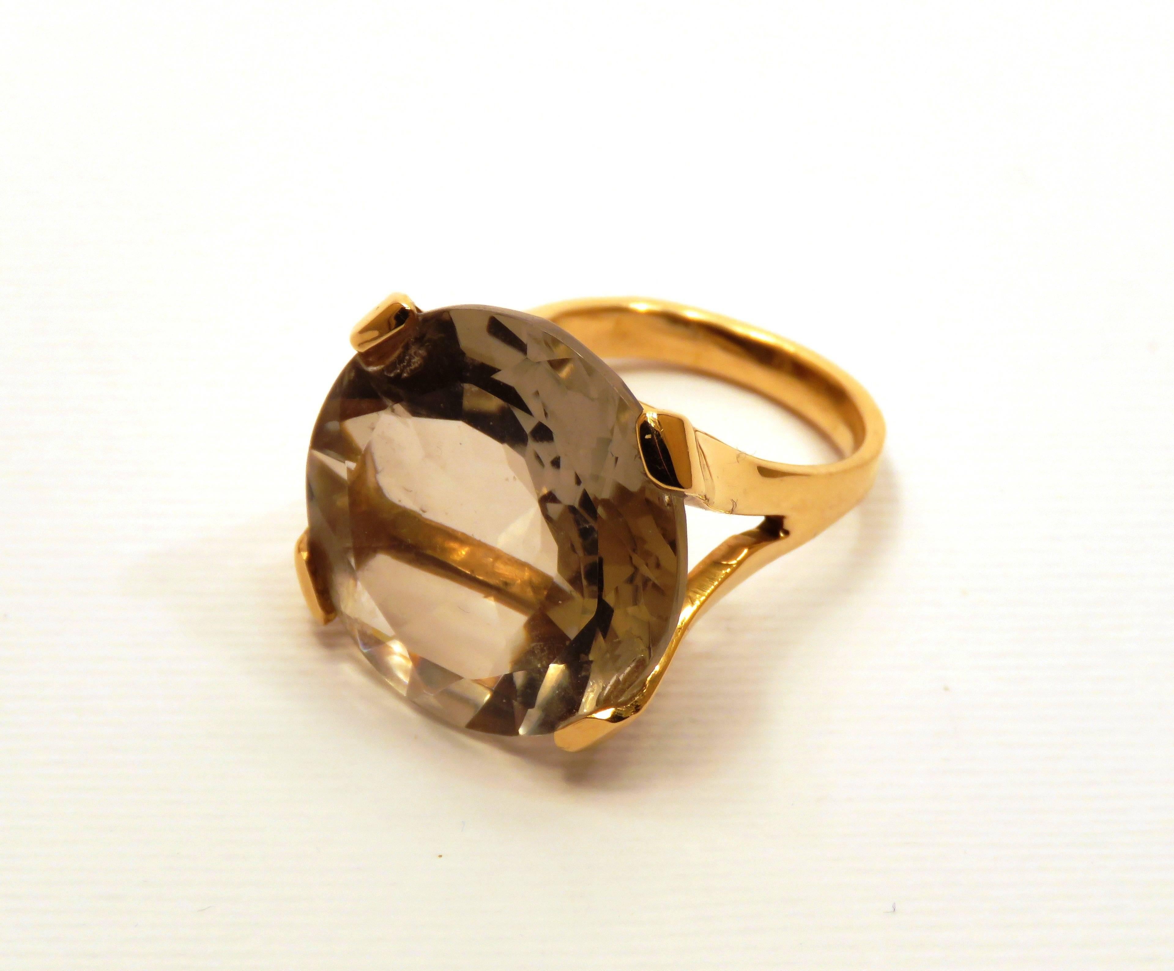 Modern Cocktail Ring Rose 18k Gold with Grey Topaz or Rock Crystal.
Stone mm. 20 / inches 0.787
US size 6 / ITALIAN size 12 / FRENCH size 52 / can be sized.
It  is stamped with the Italian Mark 750 - 716MI
Ready for delivery. It can be shipped with